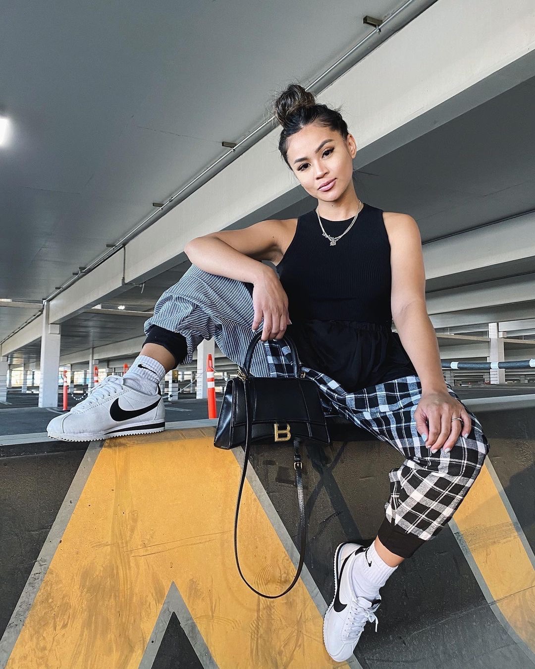 Balenciaga Hourglass S 23CM 平纹纹沙漏包 593546黑色/金扣