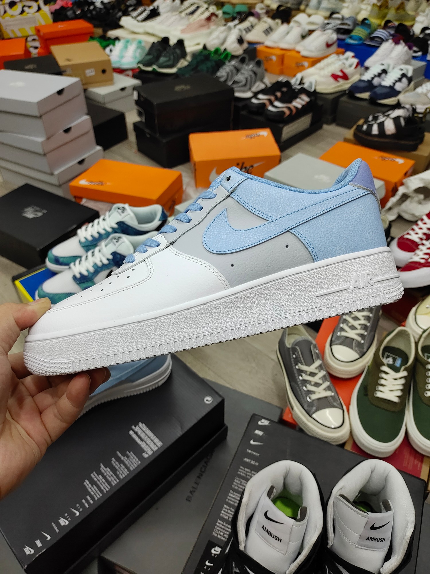 Air Force 1 Low blanco y azul teñido, zapatilla de skate casual de caña baja de la Fuerza Aérea Uno, amortiguación suav…