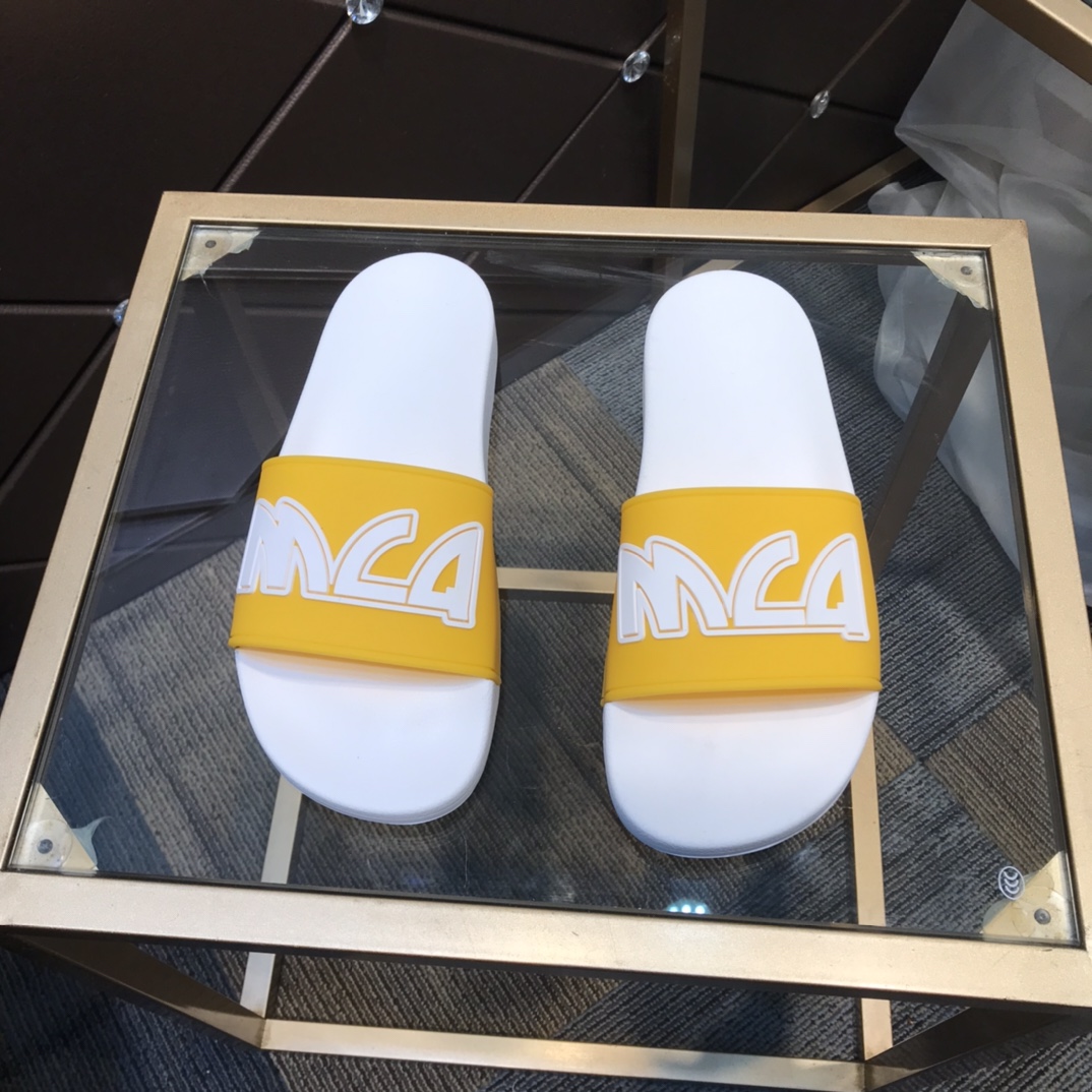 H0 2021春夏  麦昆 Alexander McQueen ~ 💓最火爆的品牌logo，标准性凉鞋拖鞋，众多网红同款，软踏踏的原版鞋底，鞋面为PVC品牌标志性logo，非常时尚沙滩拖鞋，这个夏天不能错过时尚单品。38～45现货。