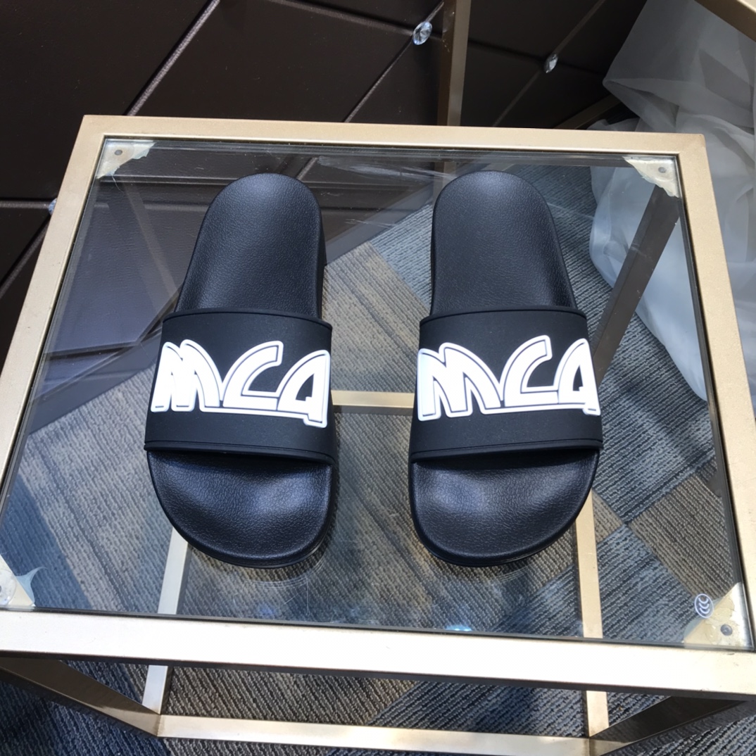 H0 2021春夏  麦昆 Alexander McQueen ~ 💓最火爆的品牌logo，标准性凉鞋拖鞋，众多网红同款，软踏踏的原版鞋底，鞋面为PVC品牌标志性logo，非常时尚沙滩拖鞋，这个夏天不能错过时尚单品。38～45现货。