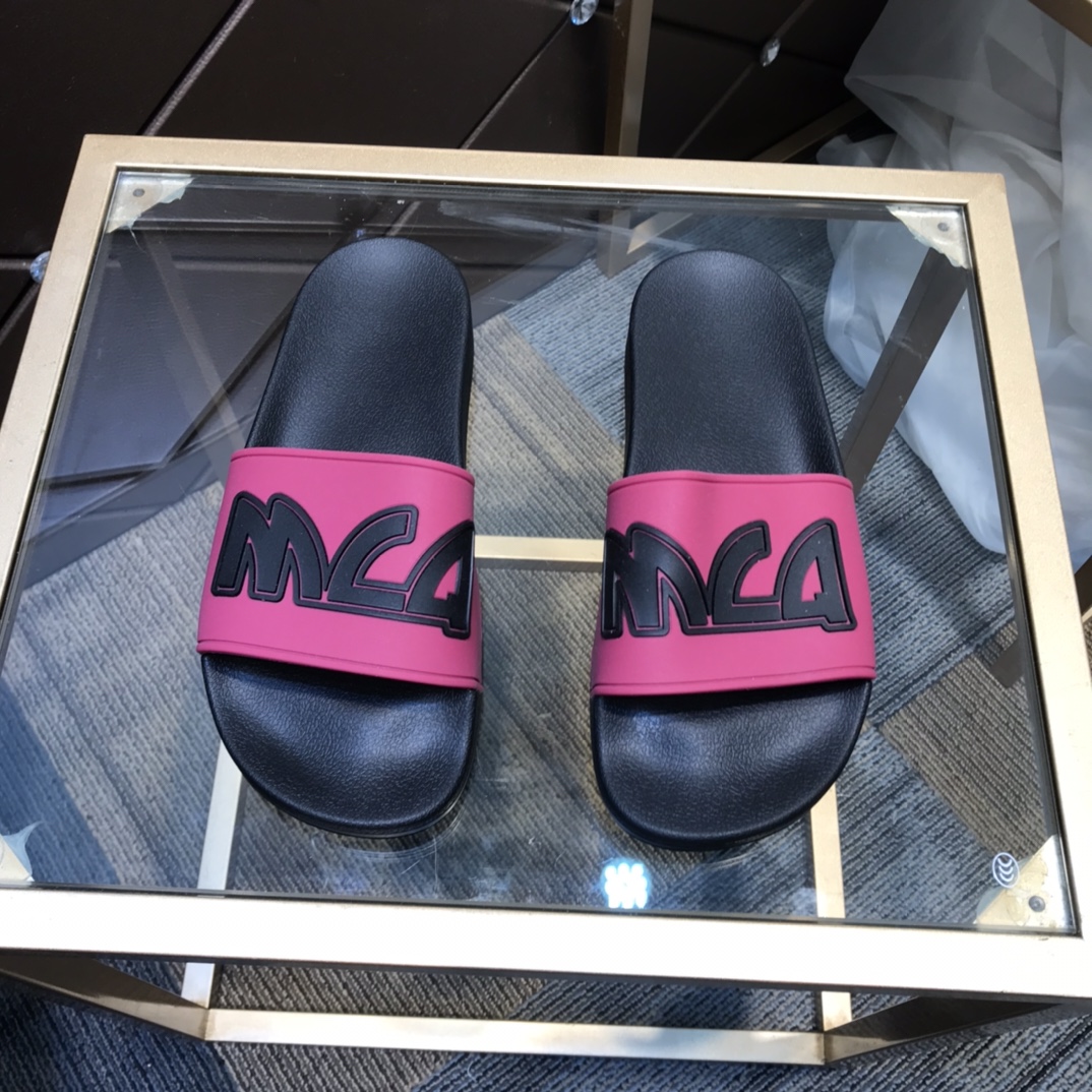 H0 2021春夏  麦昆 Alexander McQueen ~ 💓最火爆的品牌logo，标准性凉鞋拖鞋，众多网红同款，软踏踏的原版鞋底，鞋面为PVC品牌标志性logo，非常时尚沙滩拖鞋，这个夏天不能错过时尚单品。38～45现货。