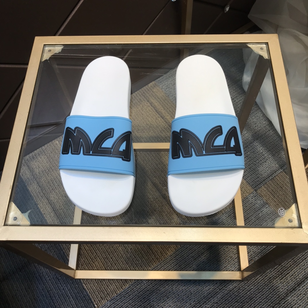 H0 2021春夏  麦昆 Alexander McQueen ~ 💓最火爆的品牌logo，标准性凉鞋拖鞋，众多网红同款，软踏踏的原版鞋底，鞋面为PVC品牌标志性logo，非常时尚沙滩拖鞋，这个夏天不能错过时尚单品。38～45现货。