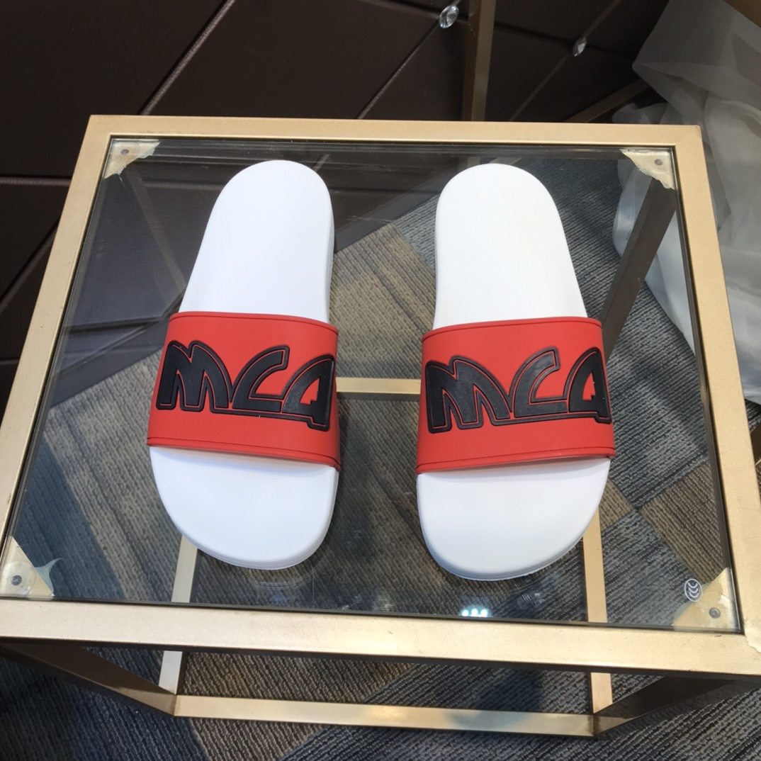 H0 2021春夏  麦昆 Alexander McQueen ~ 💓最火爆的品牌logo，标准性凉鞋拖鞋，众多网红同款，软踏踏的原版鞋底，鞋面为PVC品牌标志性logo，非常时尚沙滩拖鞋，这个夏天不能错过时尚单品。38～45现货。