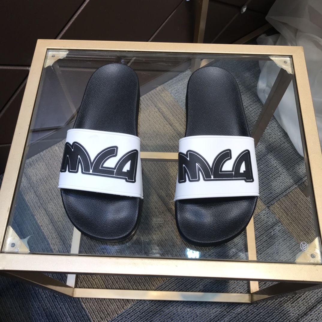 H0 2021春夏  麦昆 Alexander McQueen ~ 💓最火爆的品牌logo，标准性凉鞋拖鞋，众多网红同款，软踏踏的原版鞋底，鞋面为PVC品牌标志性logo，非常时尚沙滩拖鞋，这个夏天不能错过时尚单品。38～45现货。