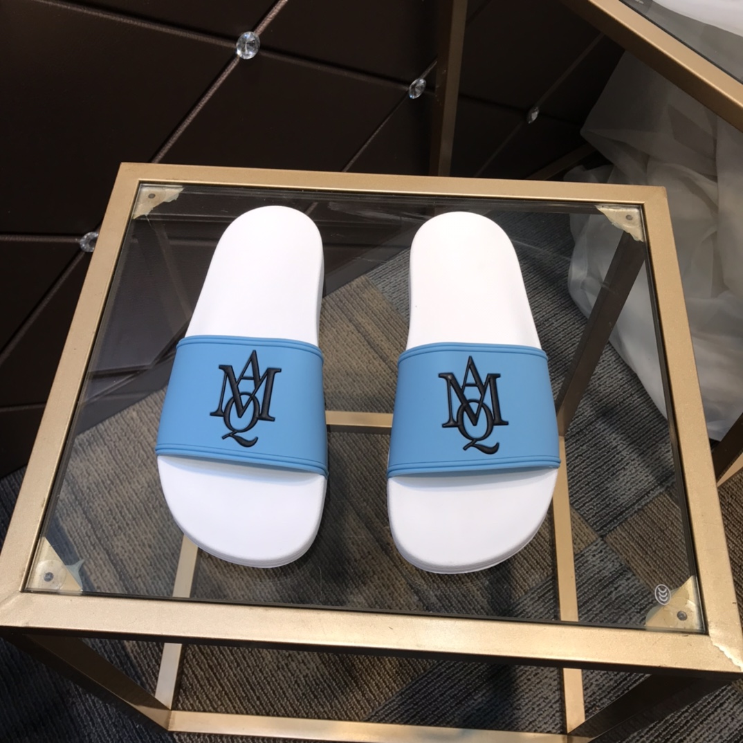 H0 2021春夏  麦昆 Alexander McQueen ~ 💓最火爆的品牌logo，标准性凉鞋拖鞋，众多网红同款，软踏踏的原版鞋底，鞋面为PVC品牌标志性logo，非常时尚沙滩拖鞋，这个夏天不能错过时尚单品。38～45现货。