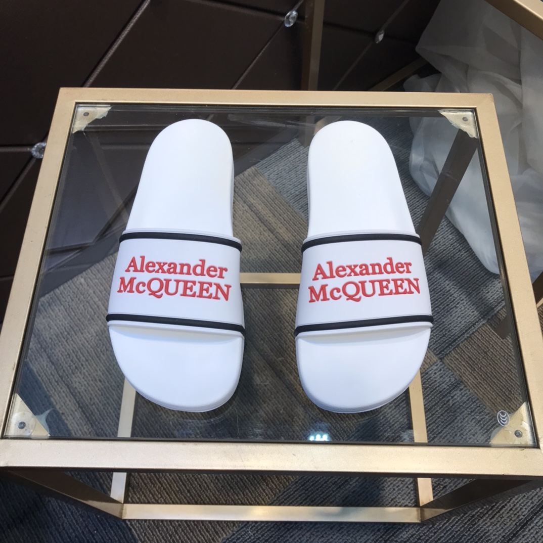 H0 2021春夏  麦昆 Alexander McQueen ~ 💓最火爆的品牌logo，标准性凉鞋拖鞋，众多网红同款，软踏踏的原版鞋底，鞋面为PVC品牌标志性logo，非常时尚沙滩拖鞋，这个夏天不能错过时尚单品。38～45现货。