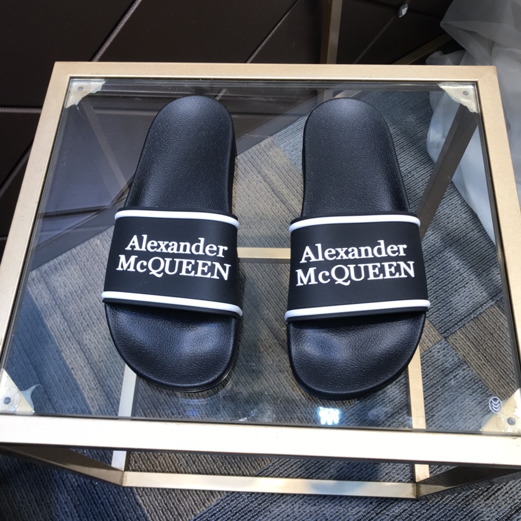 H0 2021春夏  麦昆 Alexander McQueen ~ 💓最火爆的品牌logo，标准性凉鞋拖鞋，众多网红同款，软踏踏的原版鞋底，鞋面为PVC品牌标志性logo，非常时尚沙滩拖鞋，这个夏天不能错过时尚单品。38～45现货。