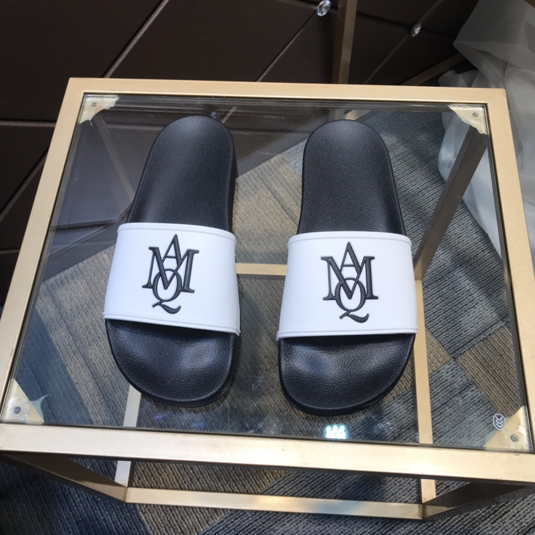 H0 2021春夏  麦昆 Alexander McQueen ~ 💓最火爆的品牌logo，标准性凉鞋拖鞋，众多网红同款，软踏踏的原版鞋底，鞋面为PVC品牌标志性logo，非常时尚沙滩拖鞋，这个夏天不能错过时尚单品。38～45现货。