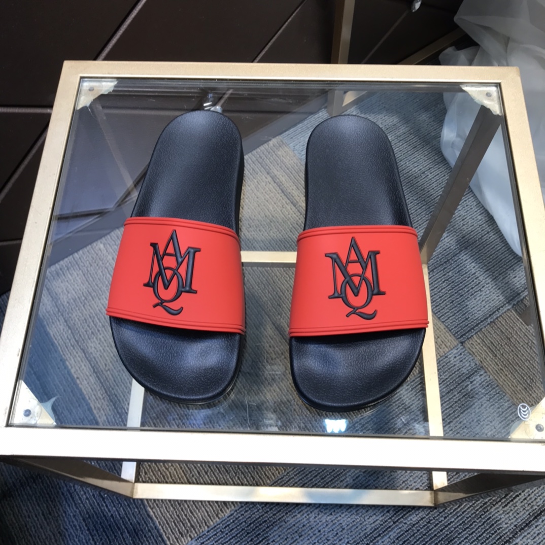 H0 2021春夏  麦昆 Alexander McQueen ~ 💓最火爆的品牌logo，标准性凉鞋拖鞋，众多网红同款，软踏踏的原版鞋底，鞋面为PVC品牌标志性logo，非常时尚沙滩拖鞋，这个夏天不能错过时尚单品。38～45现货。