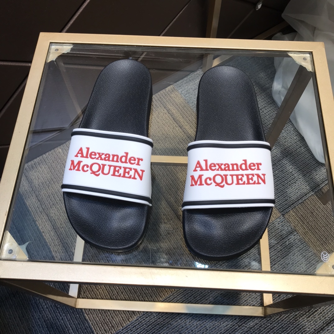 H0 2021春夏  麦昆 Alexander McQueen ~ 💓最火爆的品牌logo，标准性凉鞋拖鞋，众多网红同款，软踏踏的原版鞋底，鞋面为PVC品牌标志性logo，非常时尚沙滩拖鞋，这个夏天不能错过时尚单品。38～45现货。