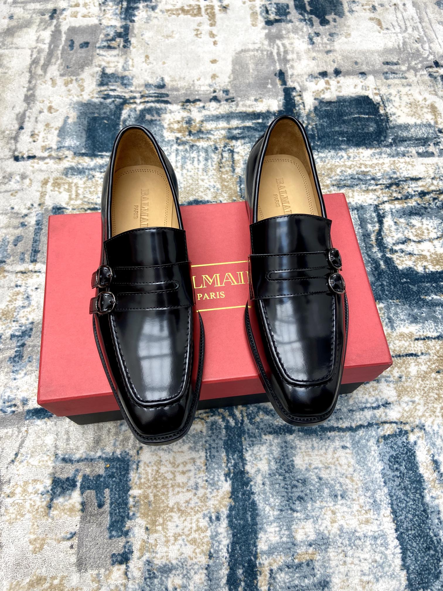 NO:279803,Balmain ~ Size: 38-45 Balmain's new men's leather sole formal leather shoes, original single quality cow, the surface is made of imported calfskin, matched with cowhide inner/foot pad, original imported genuine leather sole, full of luxury, you must enter the eyes when you see it!  ,balmain,balmain,cowhide,Leather soles19860909Balmain～ 码数:38-45 巴尔曼新款男士皮底正装皮鞋,原单品质牛货,面采用进口小牛皮制作,搭配牛皮内里/垫脚,原版进口真皮大底,尽显奢华,看对眼必须入！,,balmain,balmain,cowhide,Leather soles,Men's shoes