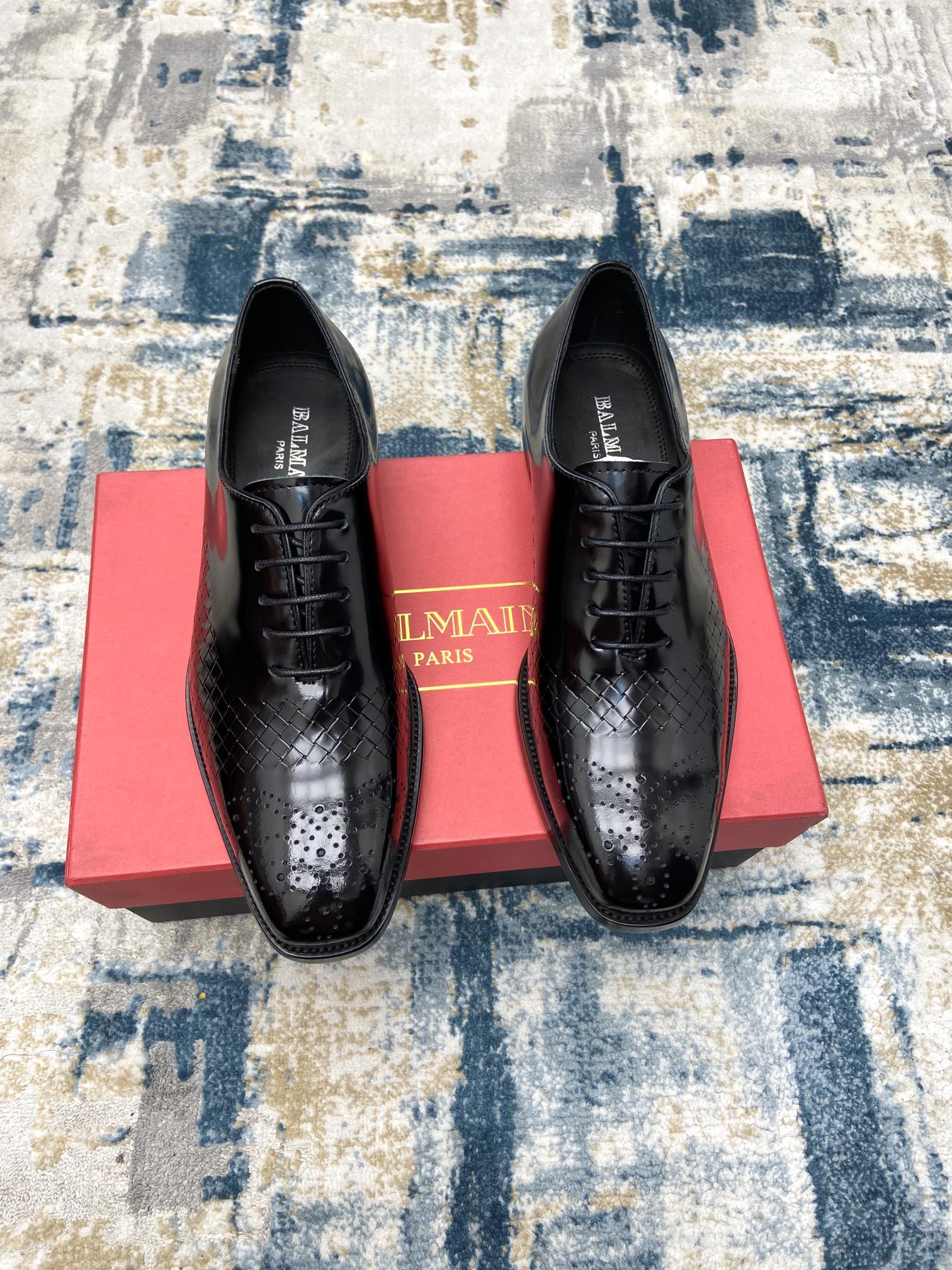 NO:279798,Balmain ~ Size: 38-45 Balmain's new men's leather sole formal leather shoes, original single quality cow, the surface is made of imported calfskin, matched with cowhide inner/foot pad, original imported genuine leather sole, full of luxury, you must enter the eyes when you see it!  ,balmain,balmain,cowhide,Leather soles19860909Balmain～ 码数:38-45  巴尔曼新款男士皮底正装皮鞋,原单品质牛货,面采用进口小牛皮制作,搭配牛皮内里/垫脚,原版进口真皮大底,尽显奢华,看对眼必须入！,,balmain,balmain,cowhide,Leather soles,Men's shoes