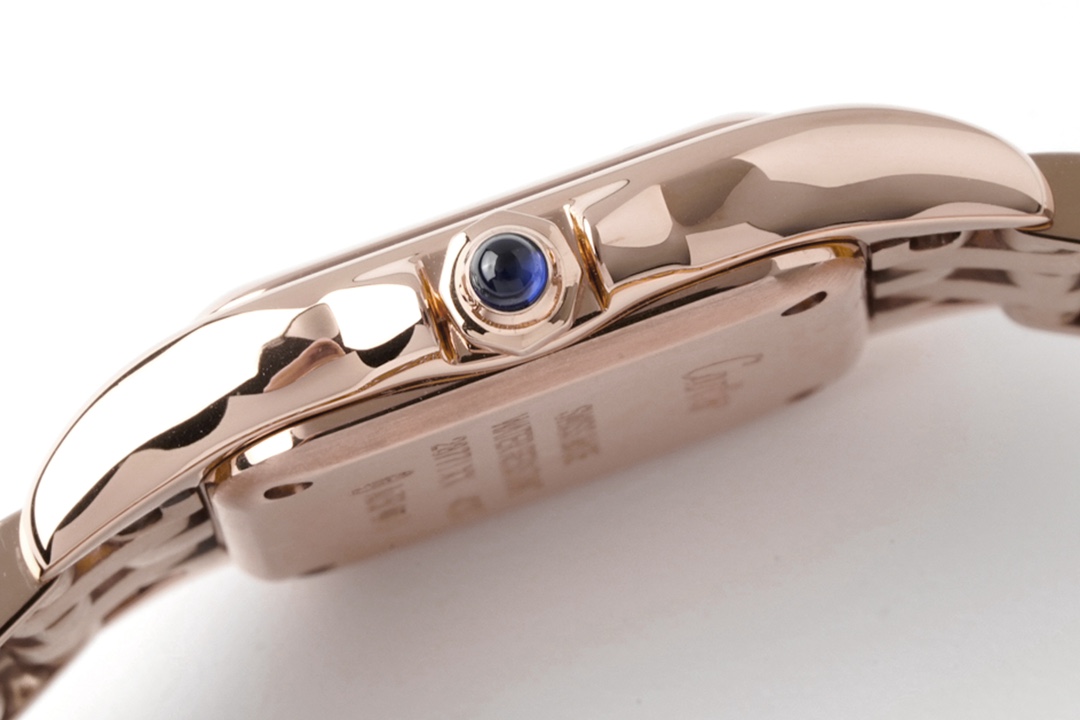 Cartier 卡地亚Panthère de Cartier猎豹腕表使用方形双层表壳看起来更加立体大方