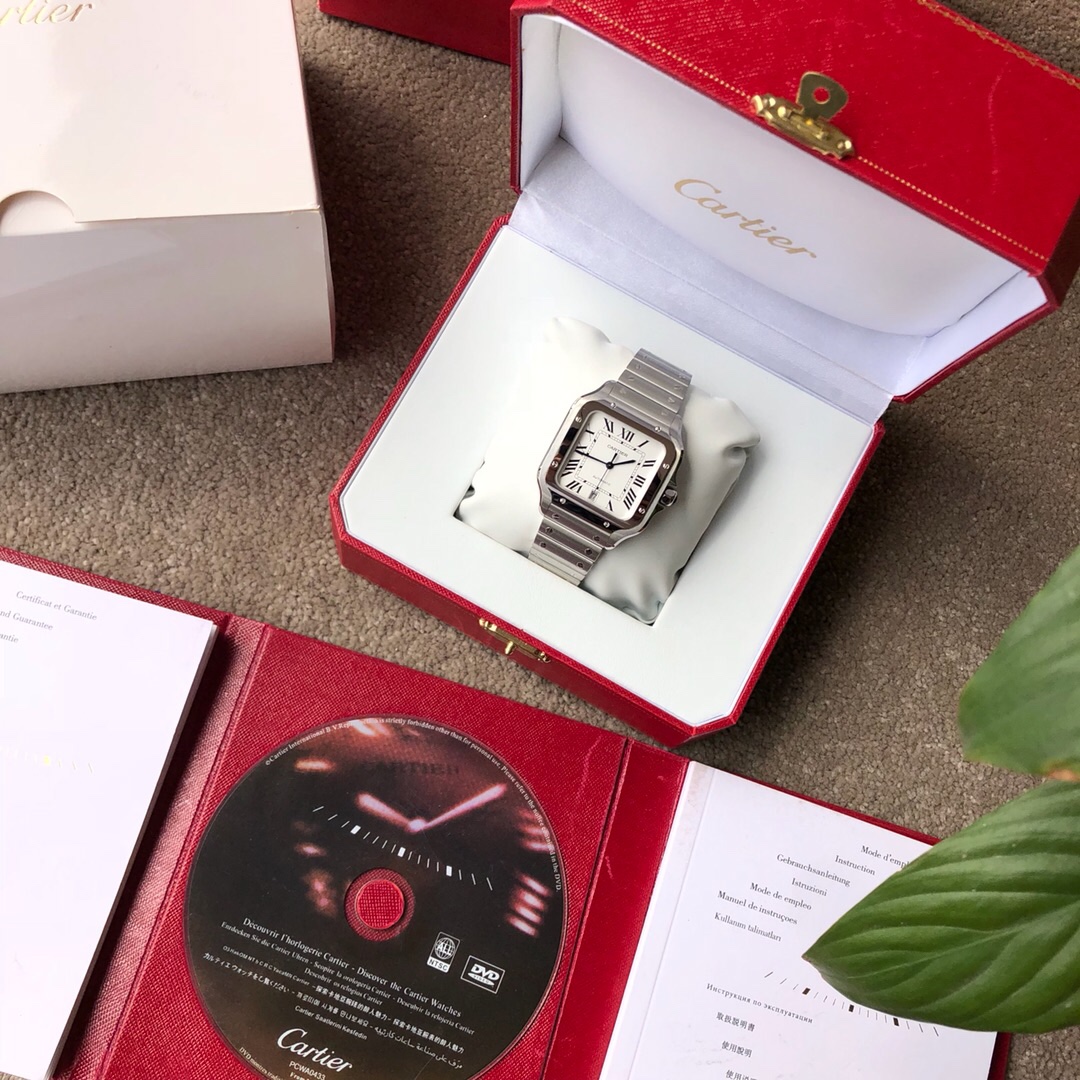 Aquí viene el nuevo Santos de Cartier, hecho de material 316, números romanos clásicos nacarados plateados, v…