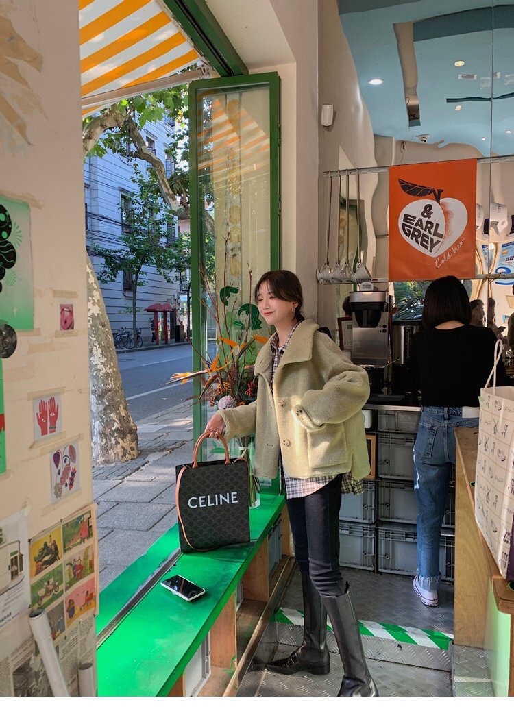 Celine It is very suitable for traveling or business trips. It is light in weight and has extra capacity.