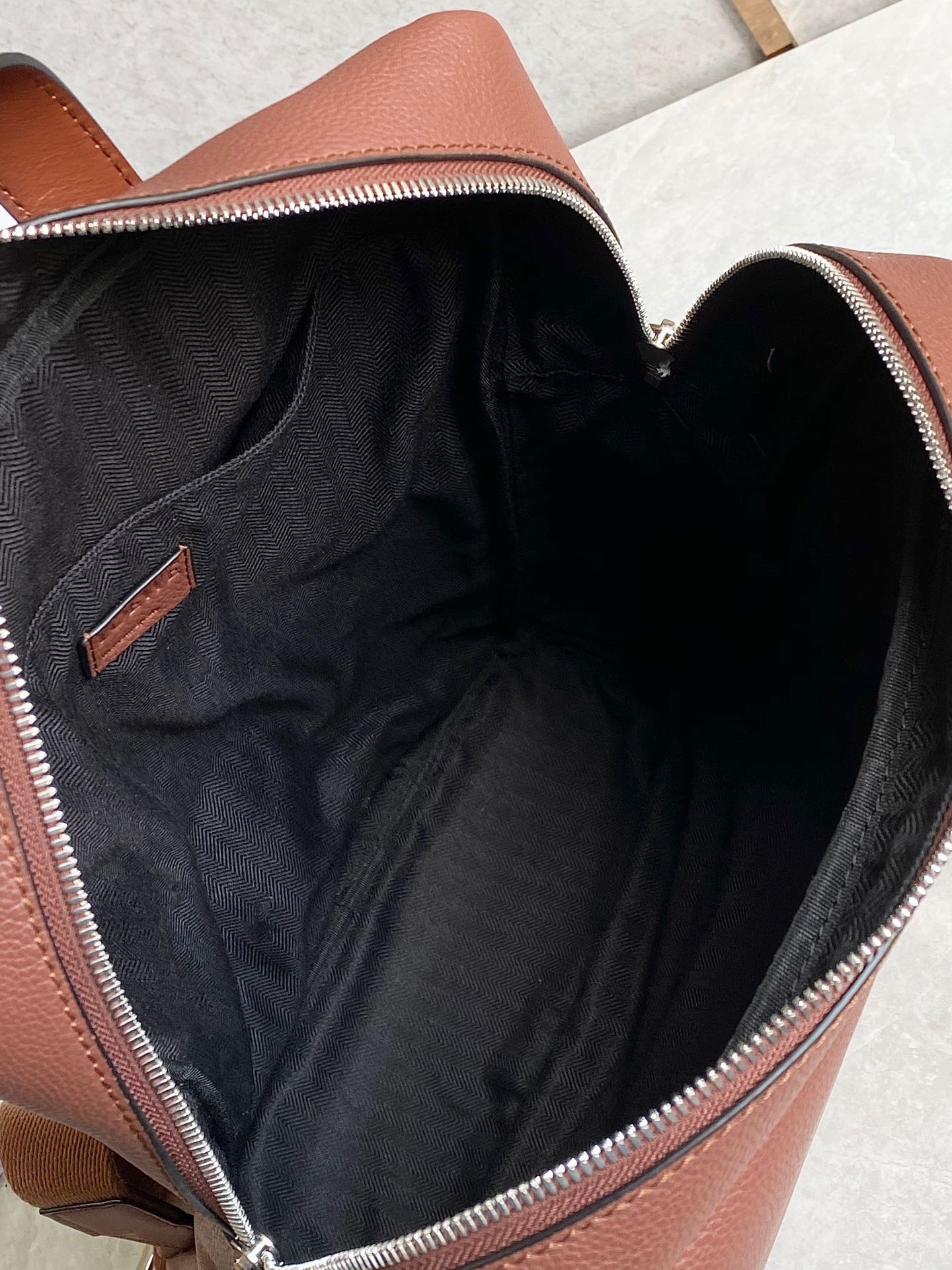 Loewe柔软粒面牛皮革军用背包 B553J18X01棕色