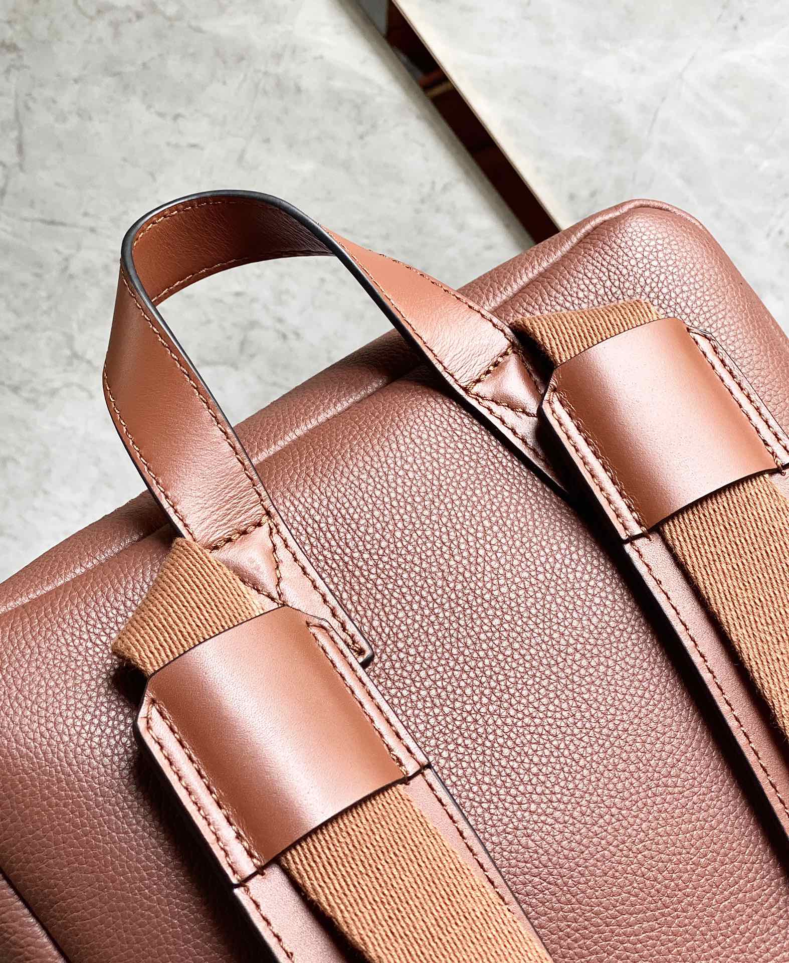Loewe柔软粒面牛皮革军用背包 B553J18X01棕色