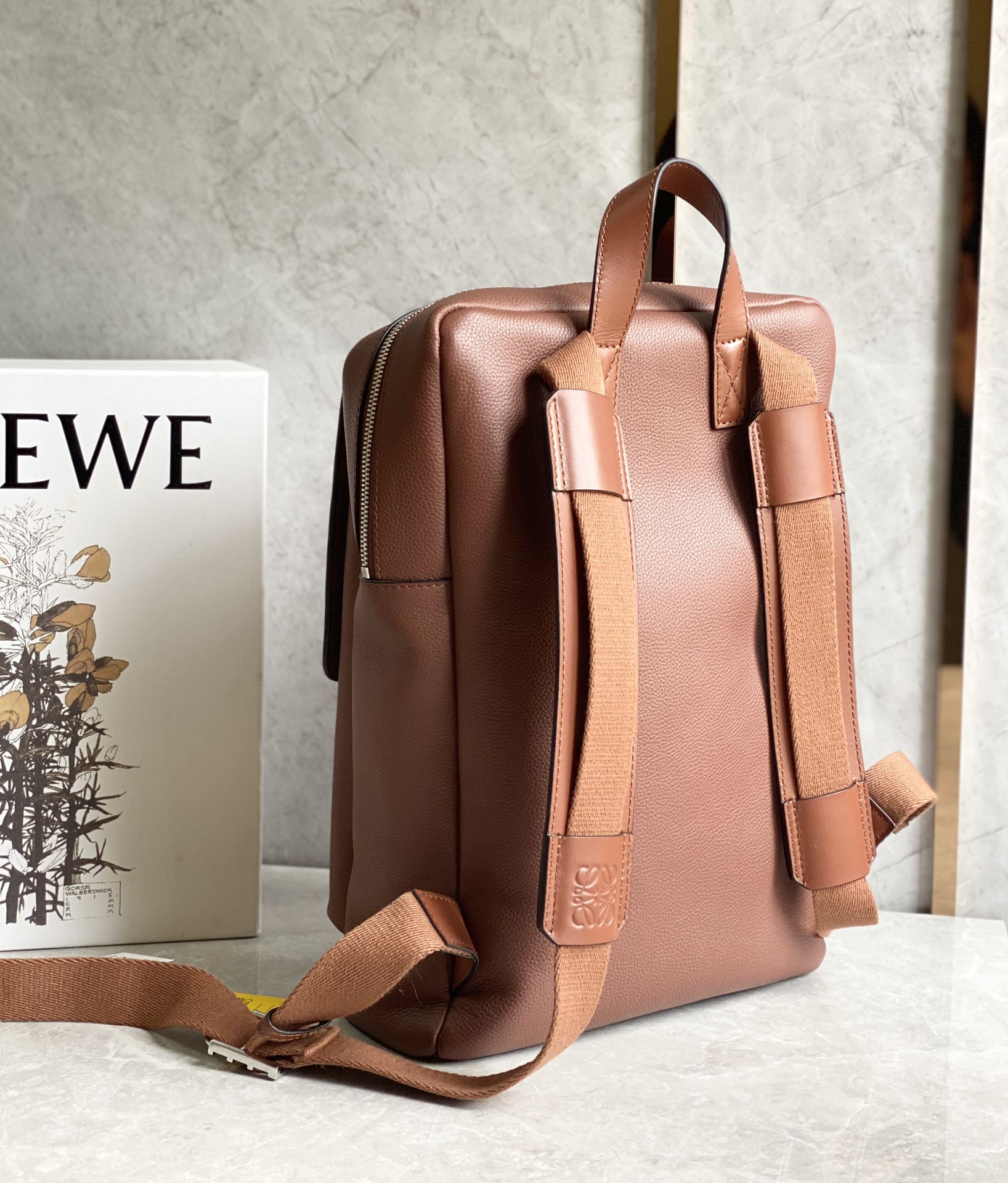 Loewe柔软粒面牛皮革军用背包 B553J18X01棕色