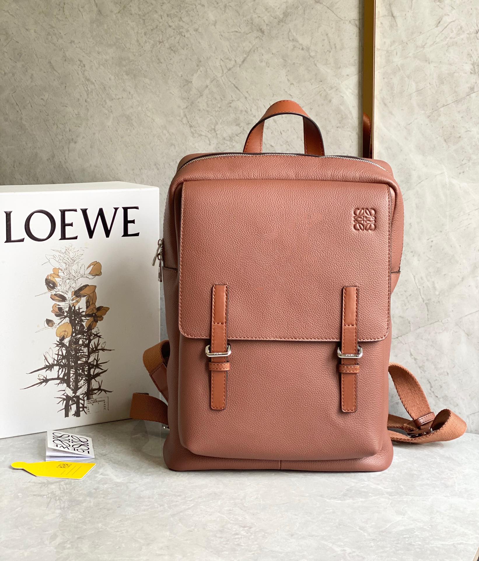 Loewe柔软粒面牛皮革军用背包 B553J18X01棕色