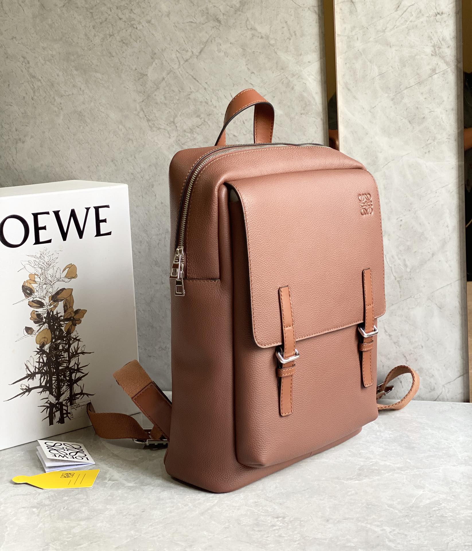 Loewe柔软粒面牛皮革军用背包 B553J18X01棕色