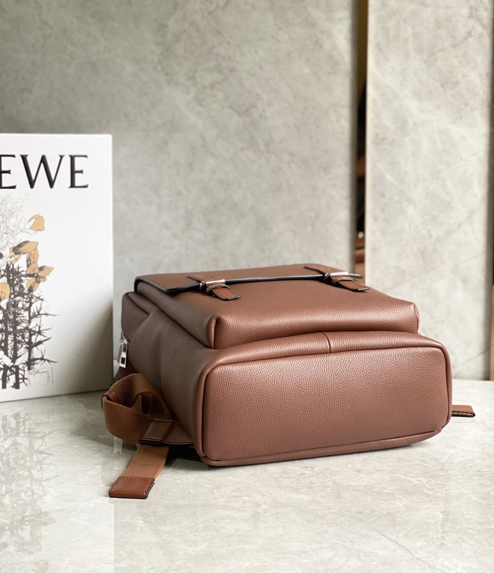 Loewe柔软粒面牛皮革军用背包 B553J18X01棕色