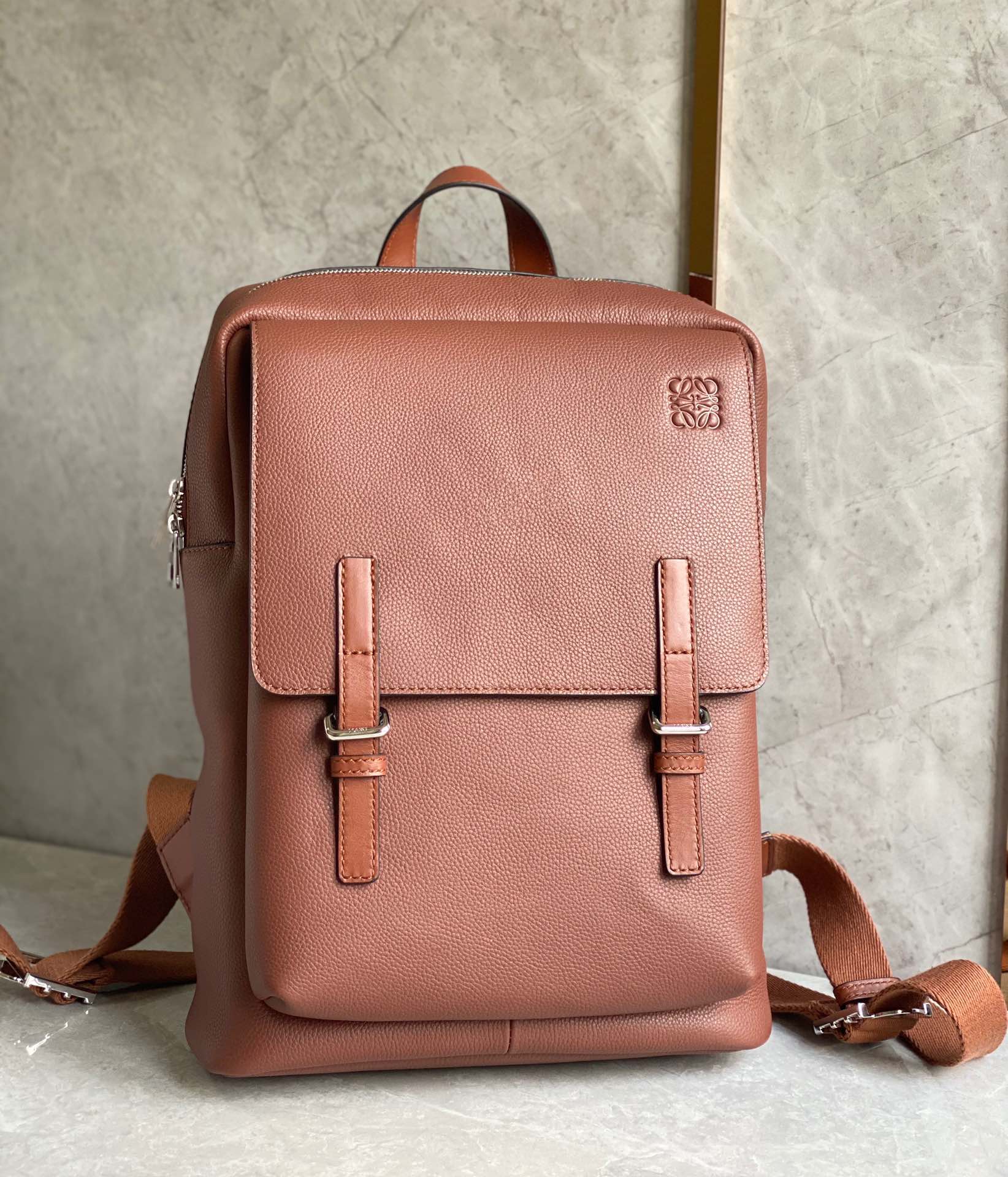 Loewe柔软粒面牛皮革军用背包 B553J18X01棕色