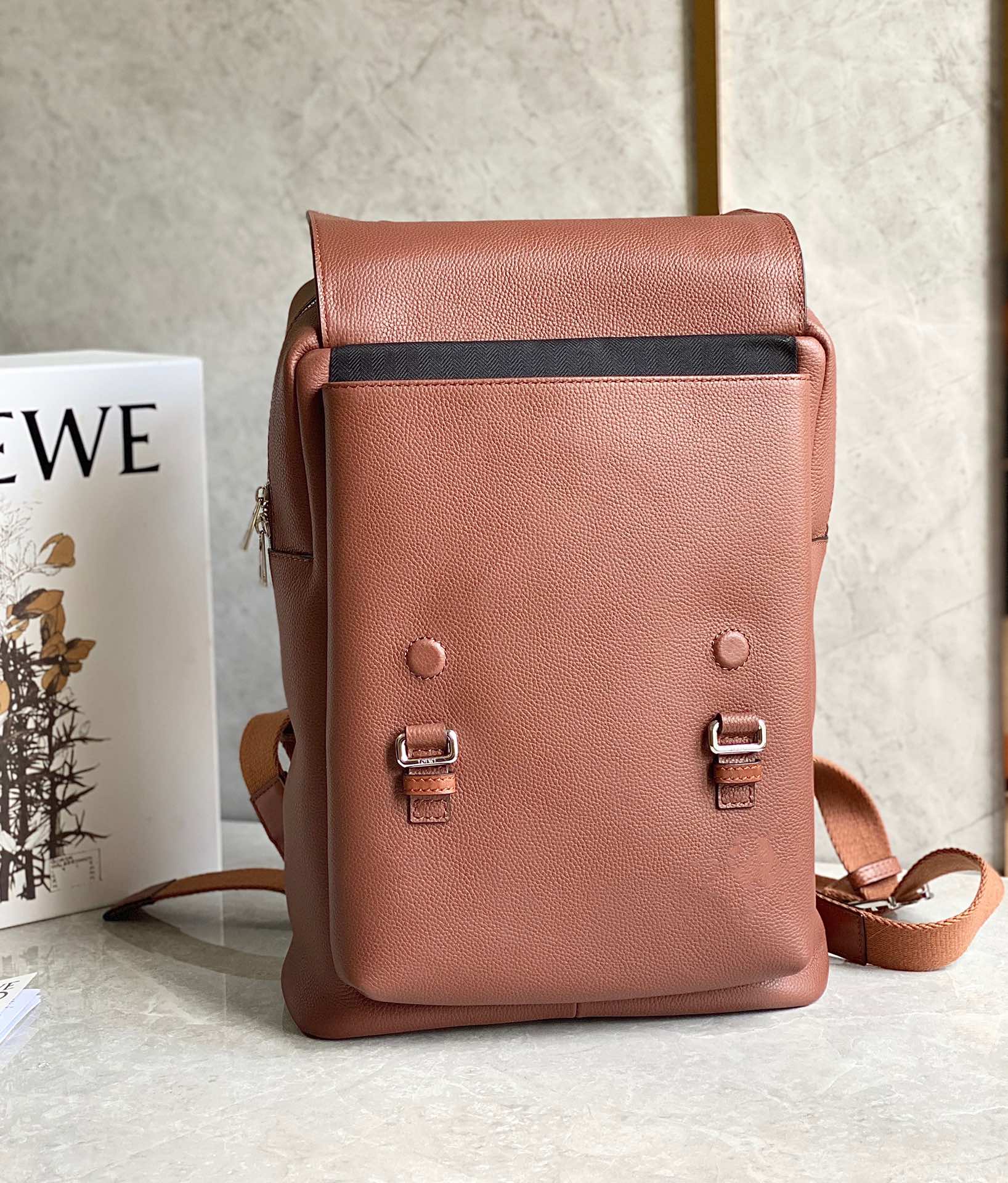 Loewe柔软粒面牛皮革军用背包 B553J18X01棕色