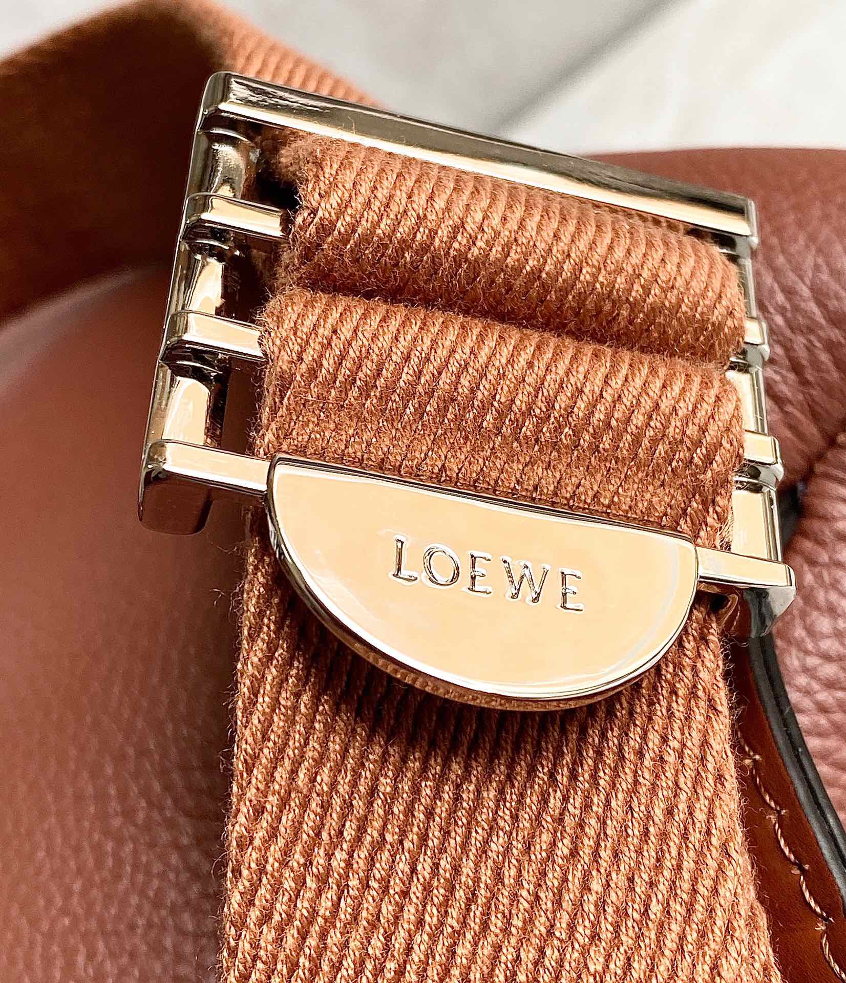 Loewe柔软粒面牛皮革军用背包 B553J18X01棕色