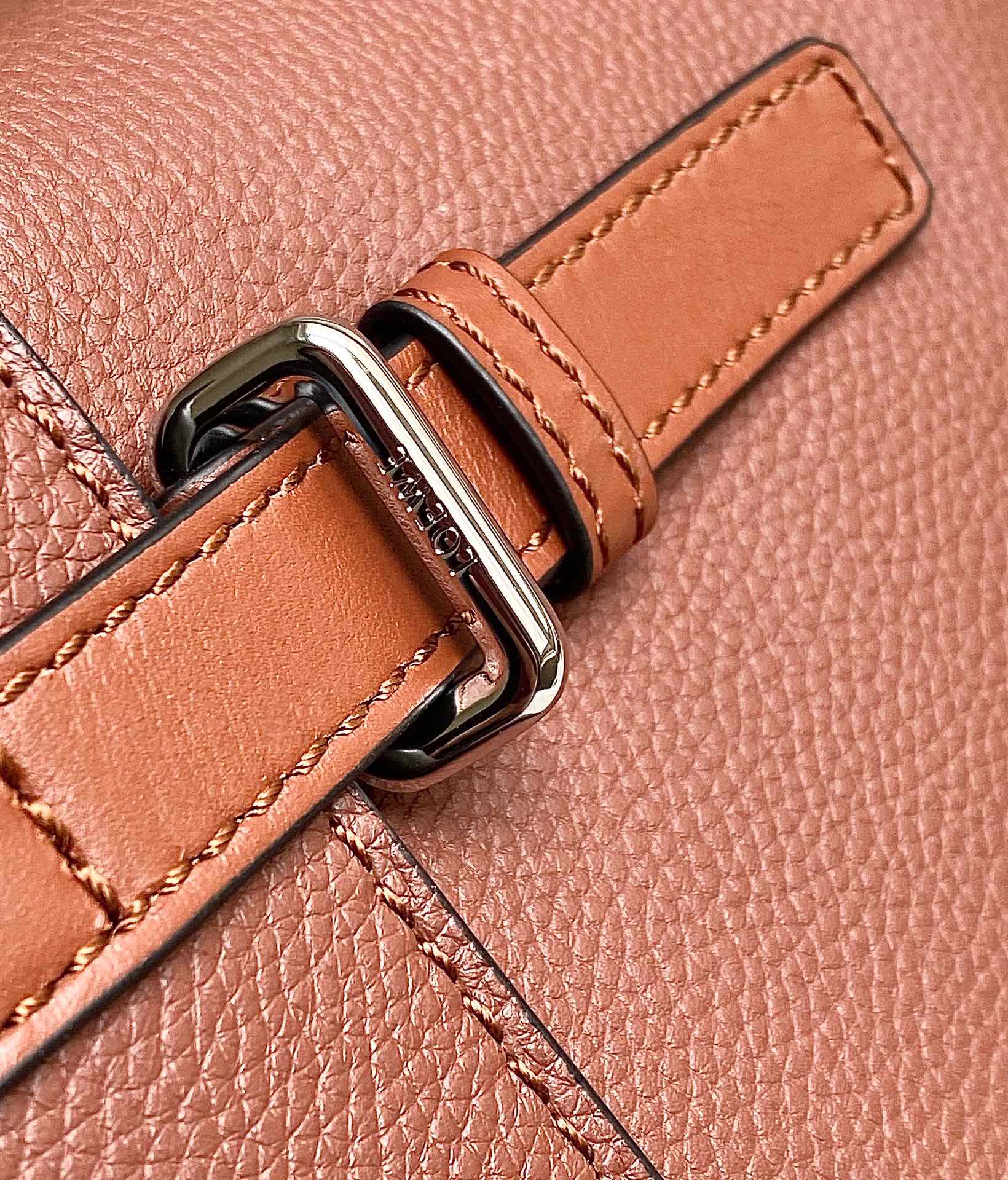 Loewe柔软粒面牛皮革军用背包 B553J18X01棕色