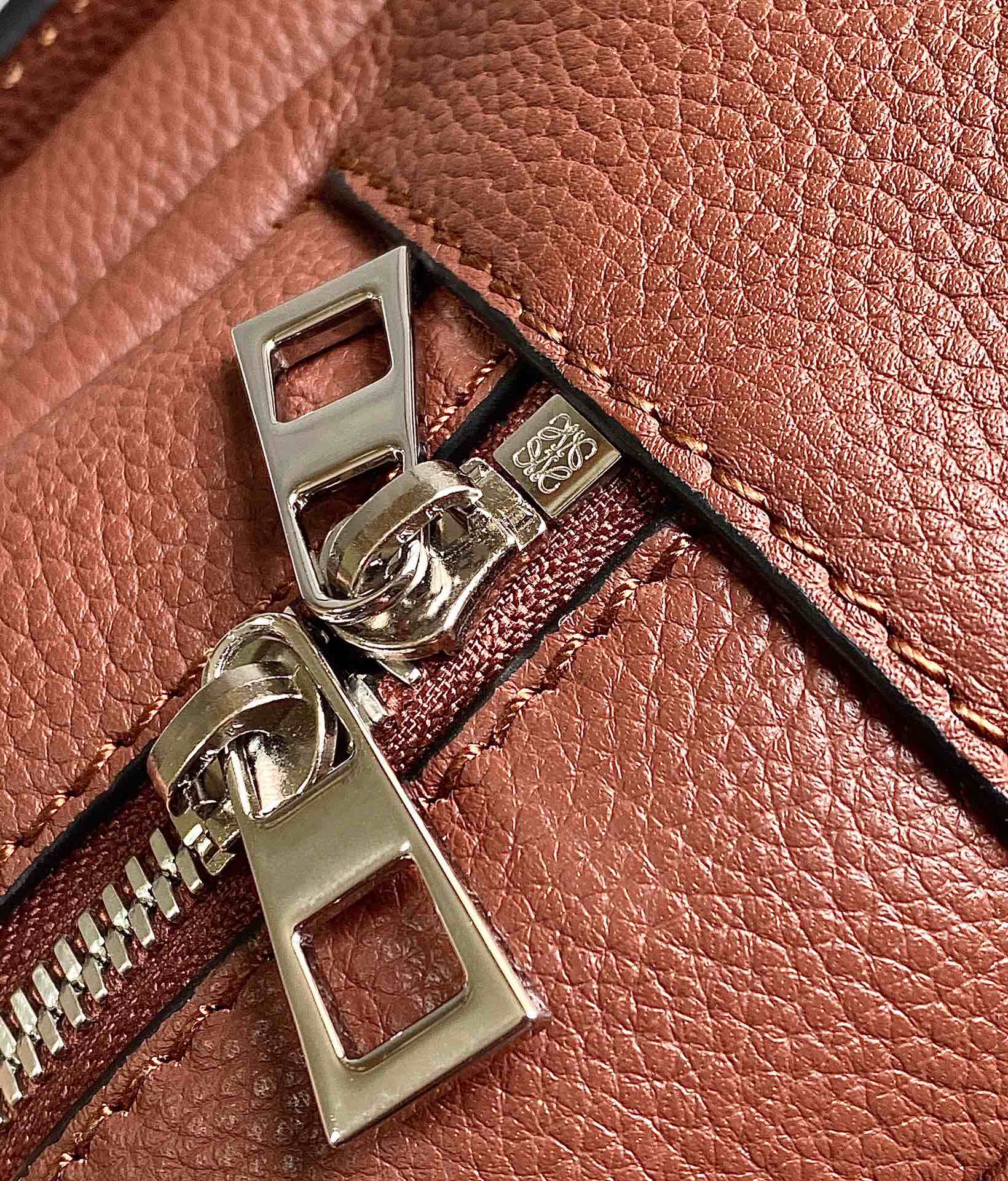 Loewe柔软粒面牛皮革军用背包 B553J18X01棕色