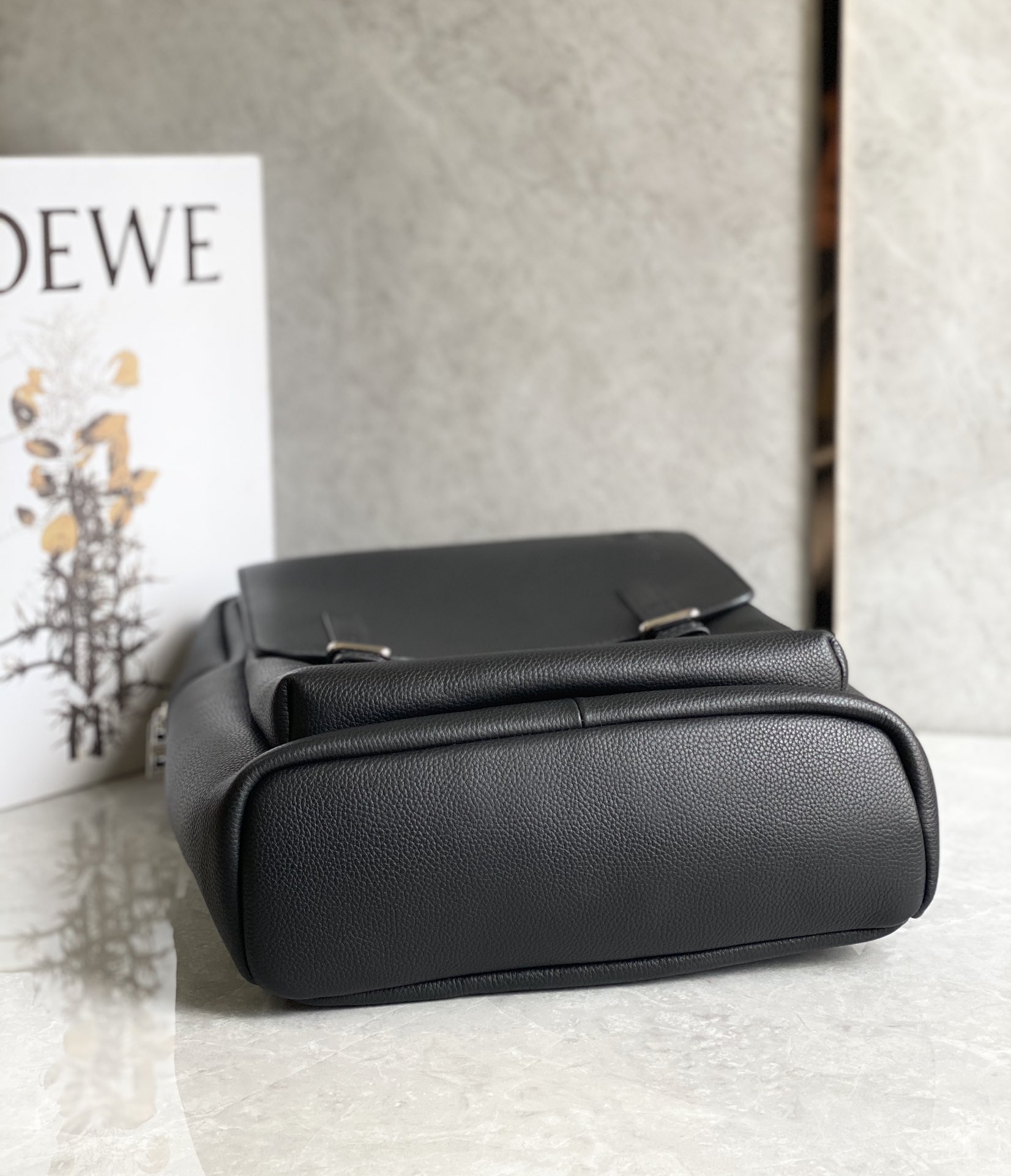 Loewe柔软粒面牛皮革军用背包 B553J18X01黑色