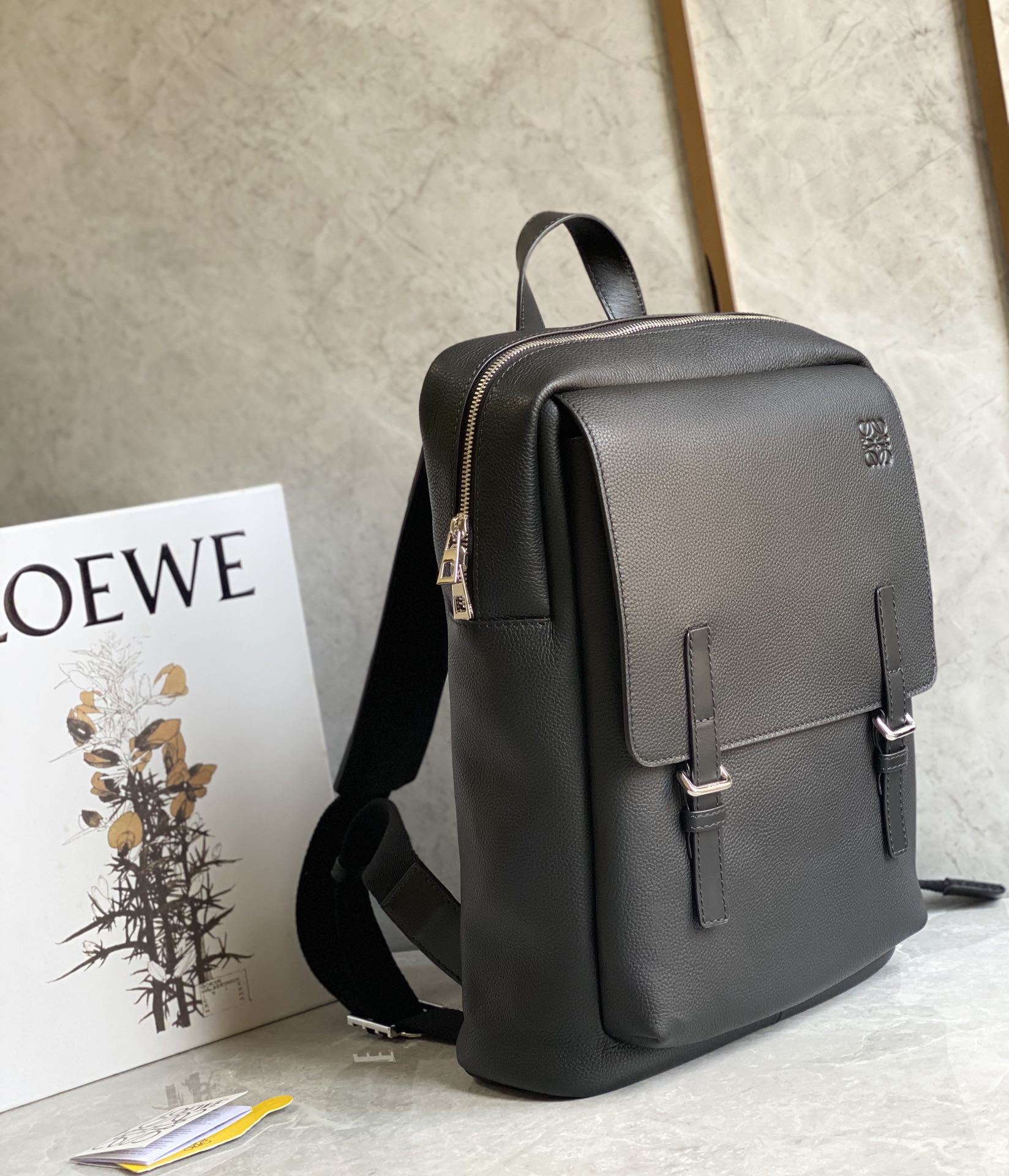 Loewe柔软粒面牛皮革军用背包 B553J18X01黑色