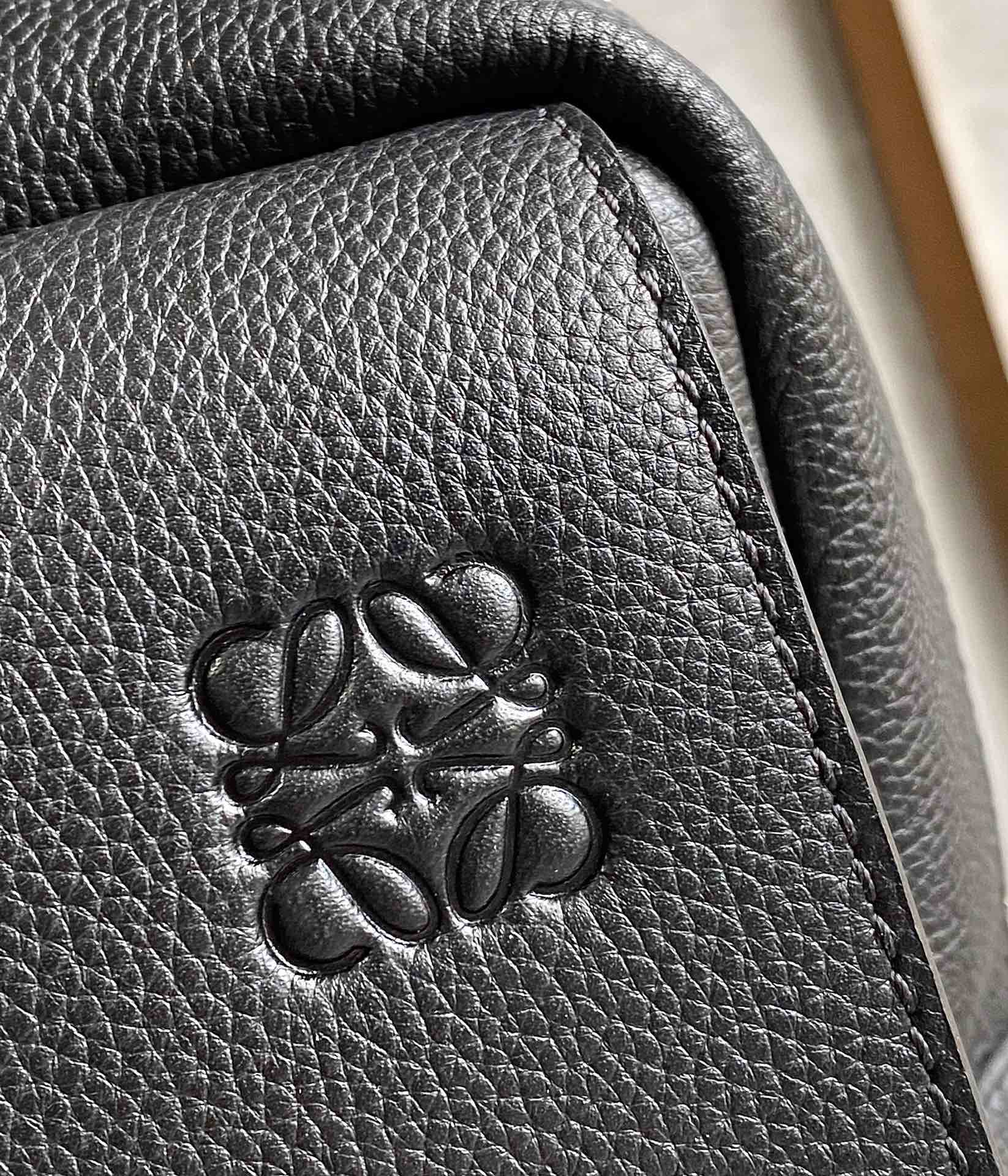Loewe柔软粒面牛皮革军用背包 B553J18X01黑色