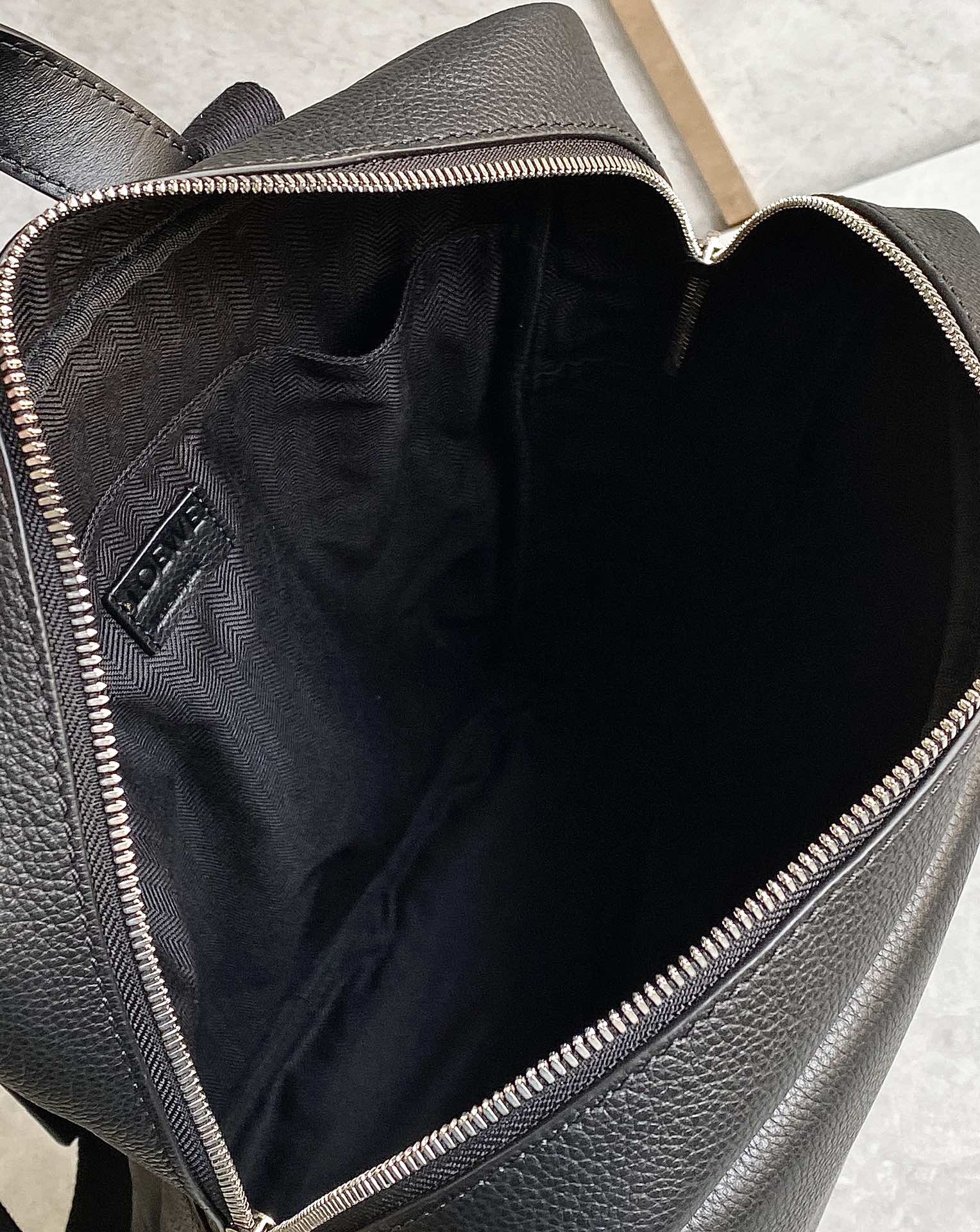 Loewe柔软粒面牛皮革军用背包 B553J18X01黑色