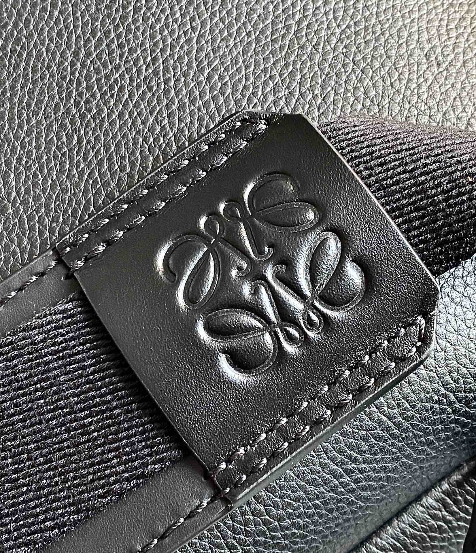 Loewe柔软粒面牛皮革军用背包 B553J18X01黑色