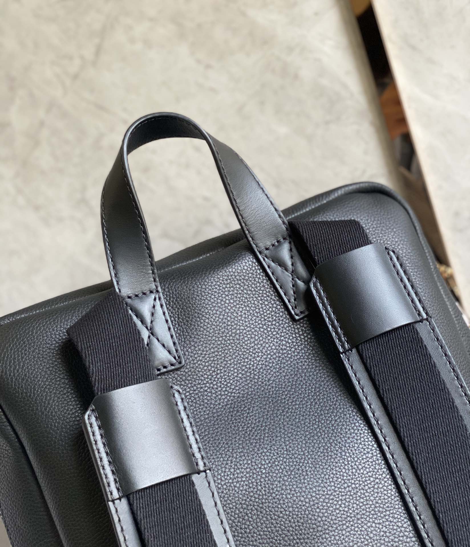 Loewe柔软粒面牛皮革军用背包 B553J18X01黑色