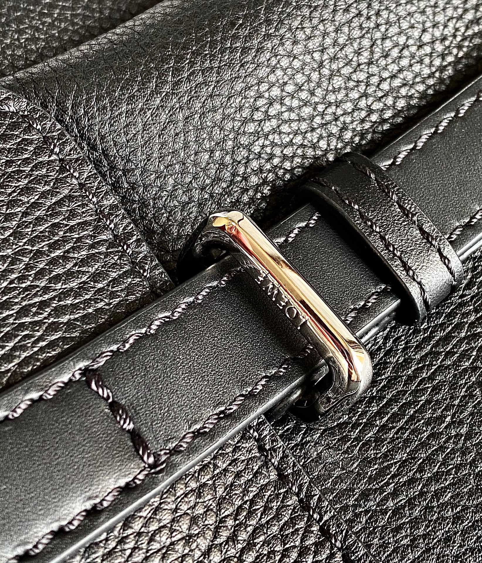 Loewe柔软粒面牛皮革军用背包 B553J18X01黑色