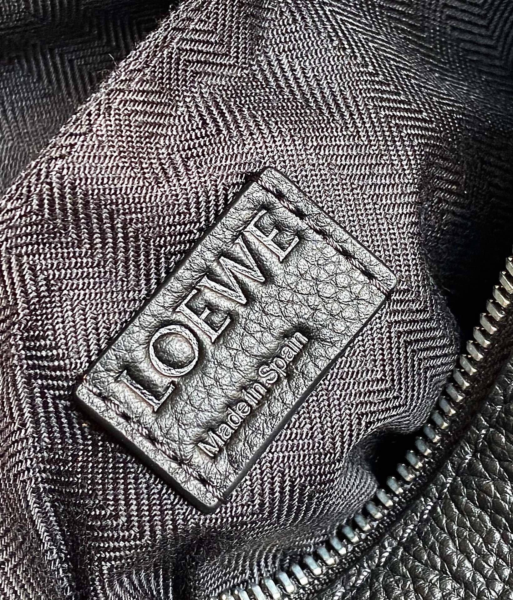 Loewe柔软粒面牛皮革军用背包 B553J18X01黑色