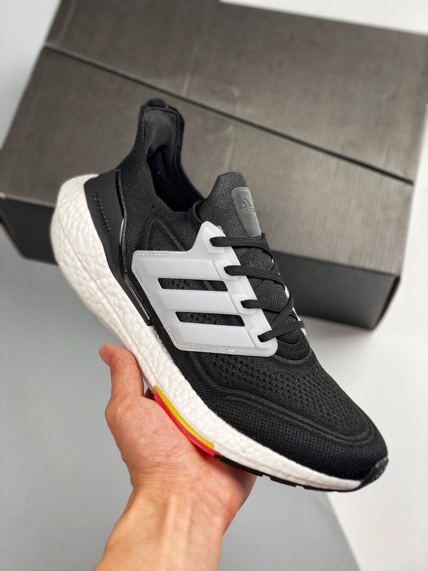 Ultra Boost 7.0 Arcoíris negro Disponible en tiendas Lanzamiento real fotografiado En comparación con el anterior, aume…
