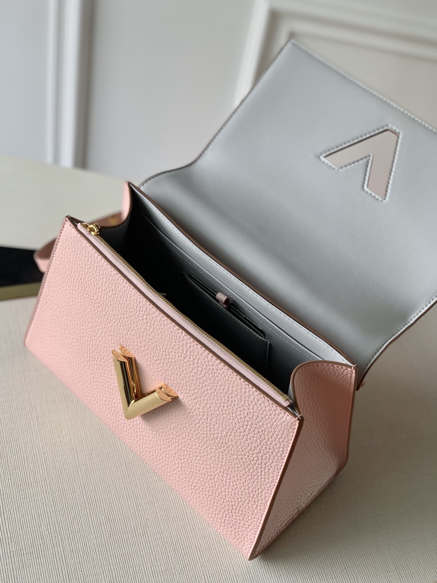 Louis Vuitton LV Twist One Handle MM Bag M57092