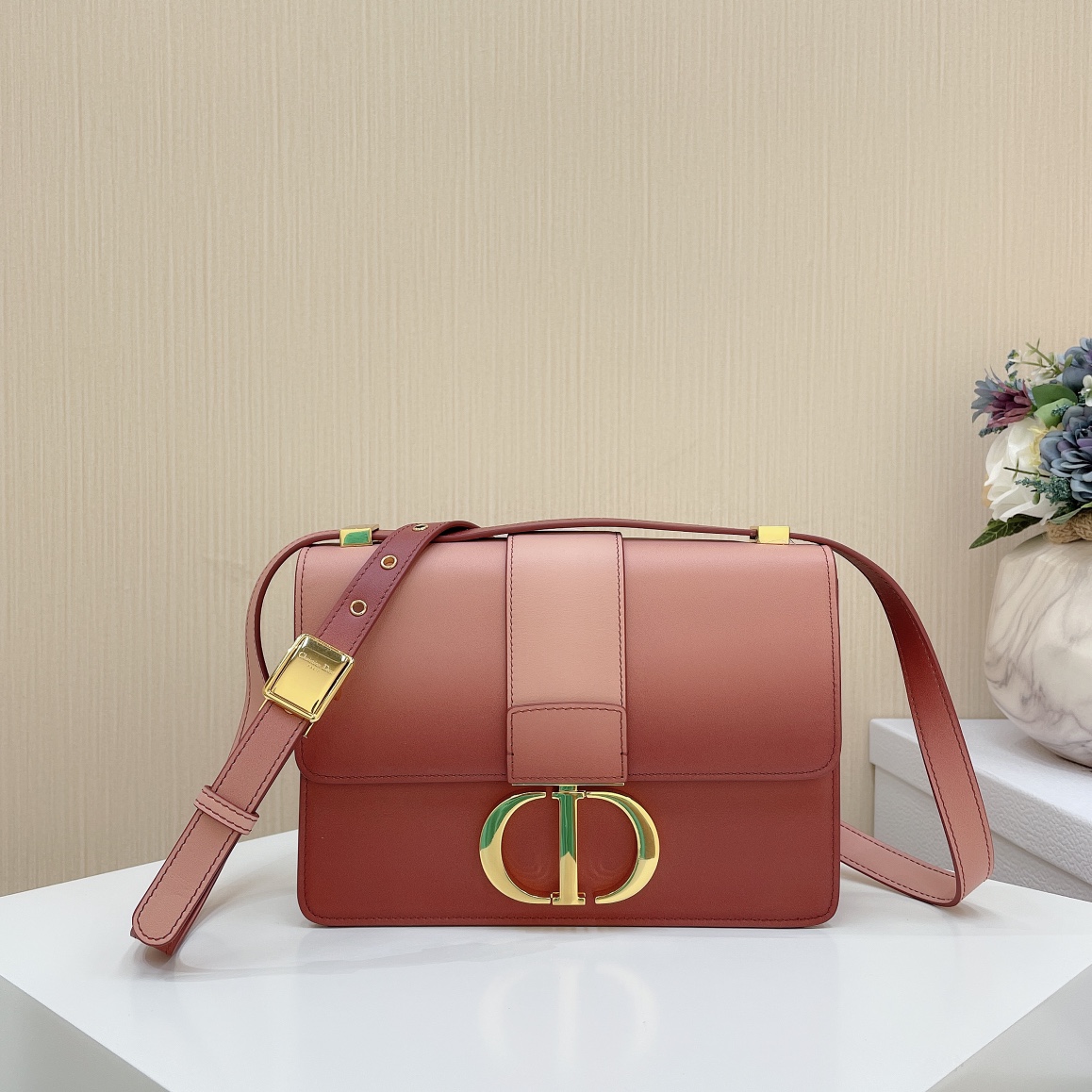 Dior Lady сумка с клапаном из овечьей кожи с градиентным розовым оттенком, металлическая пряжка, ремень