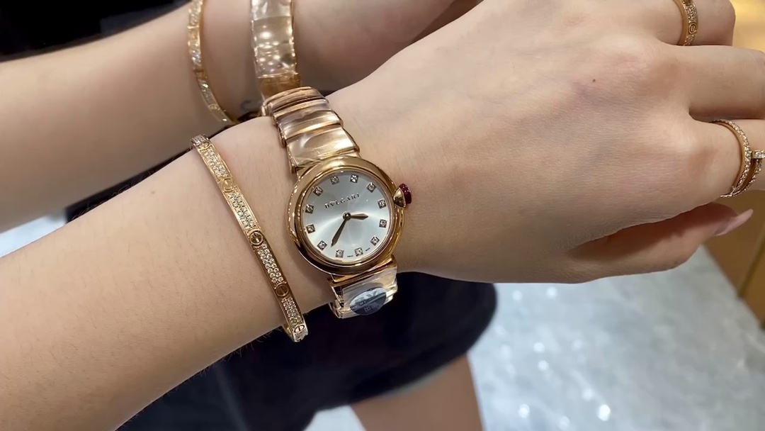 Bvlgari 宝格丽采用独具设计感的表链与抛光金属几何结构 相辅相成 将迷人的圆形腕表表盘紧紧包围