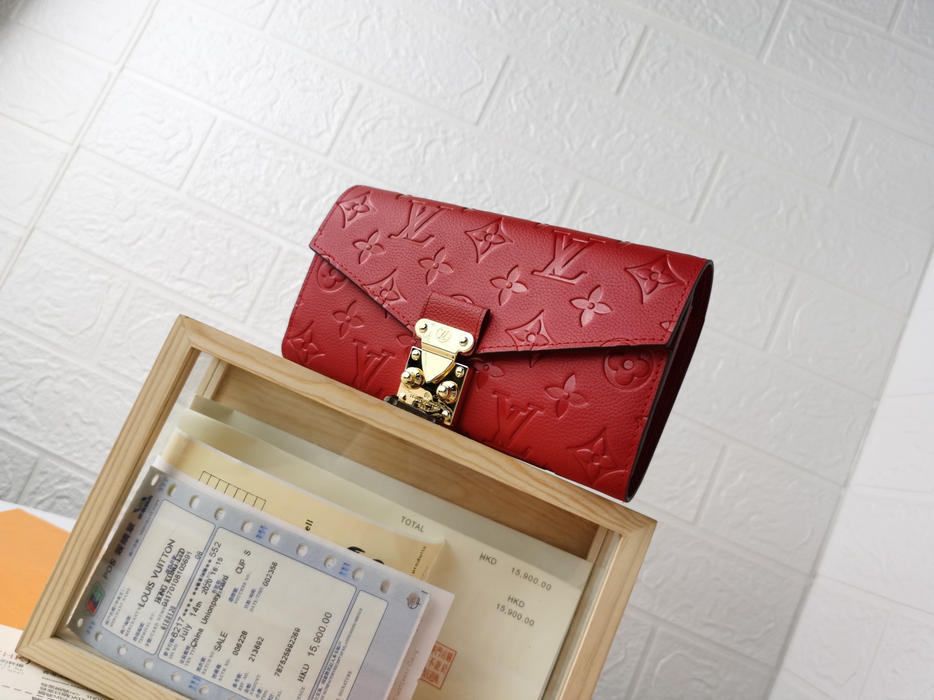 ルイ・ヴィトン METIS 財布 - 柔らかなモノグラムエンプラントレザー製・S字型ロックデザイン