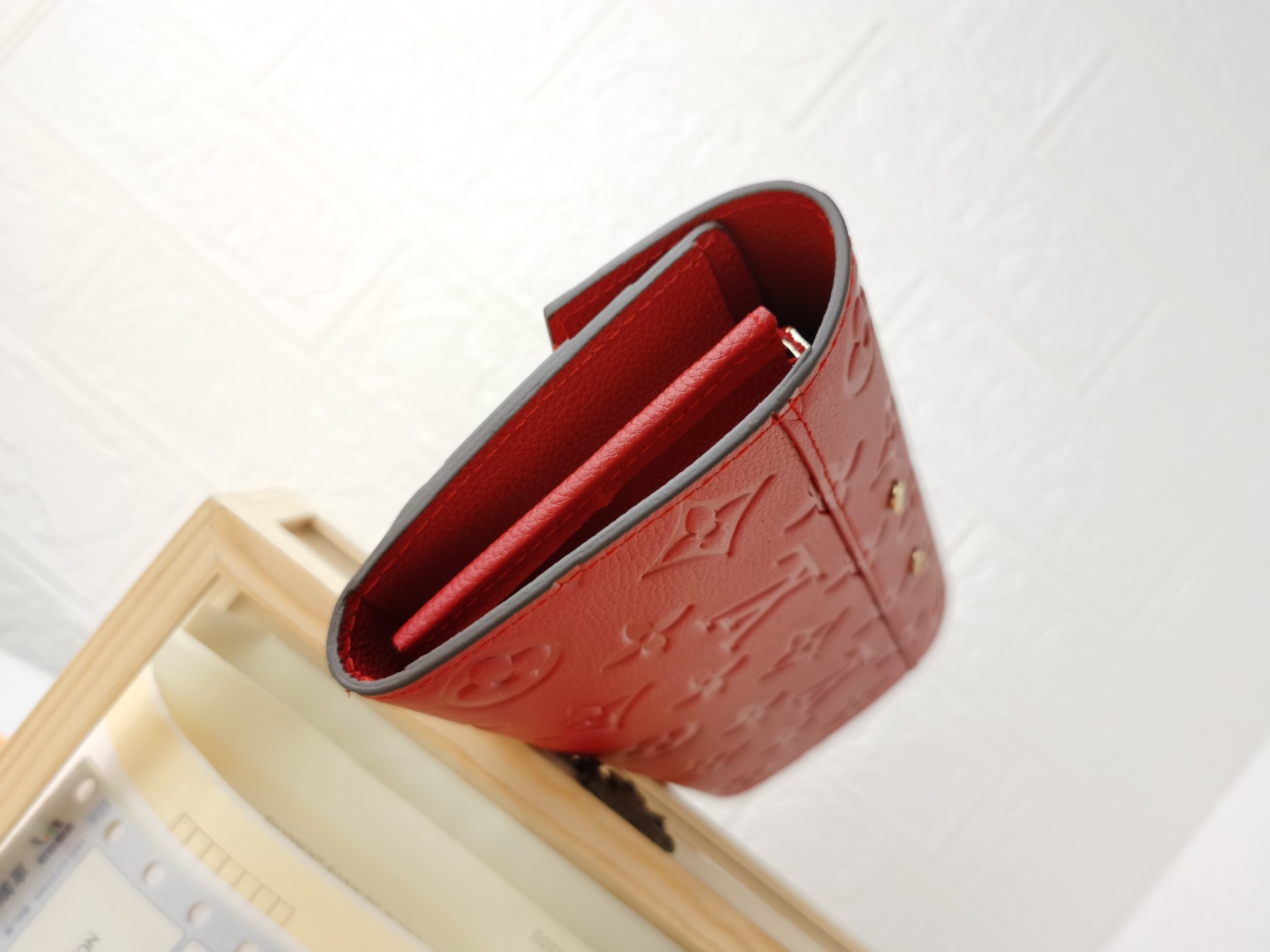 ルイ・ヴィトン METIS 財布 - 柔らかなモノグラムエンプラントレザー製・S字型ロックデザイン