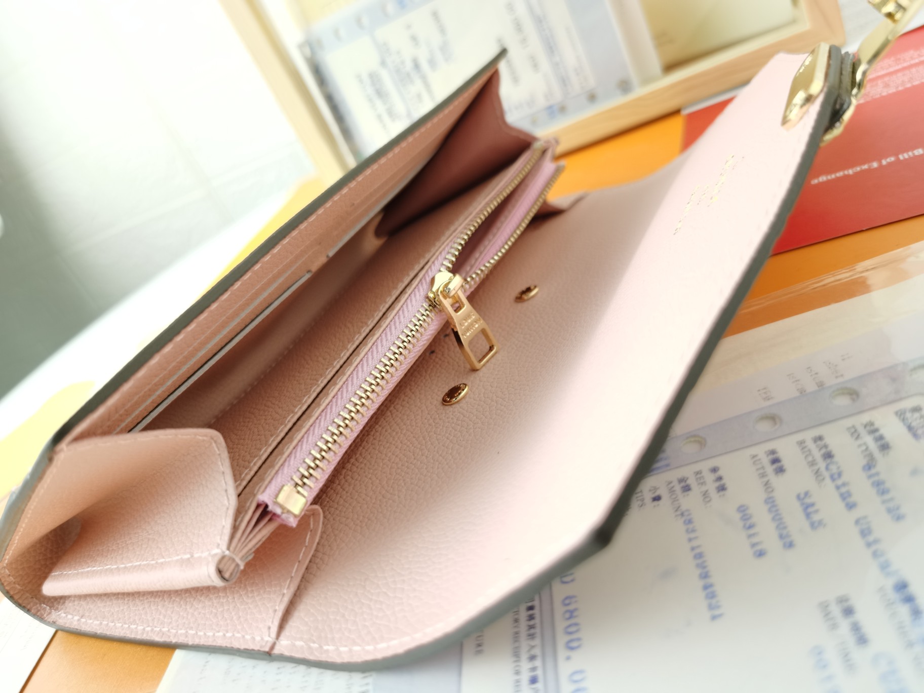 ルイ・ヴィトン METIS 財布 - モノグラムエンプロントレザー・多機能デザイン