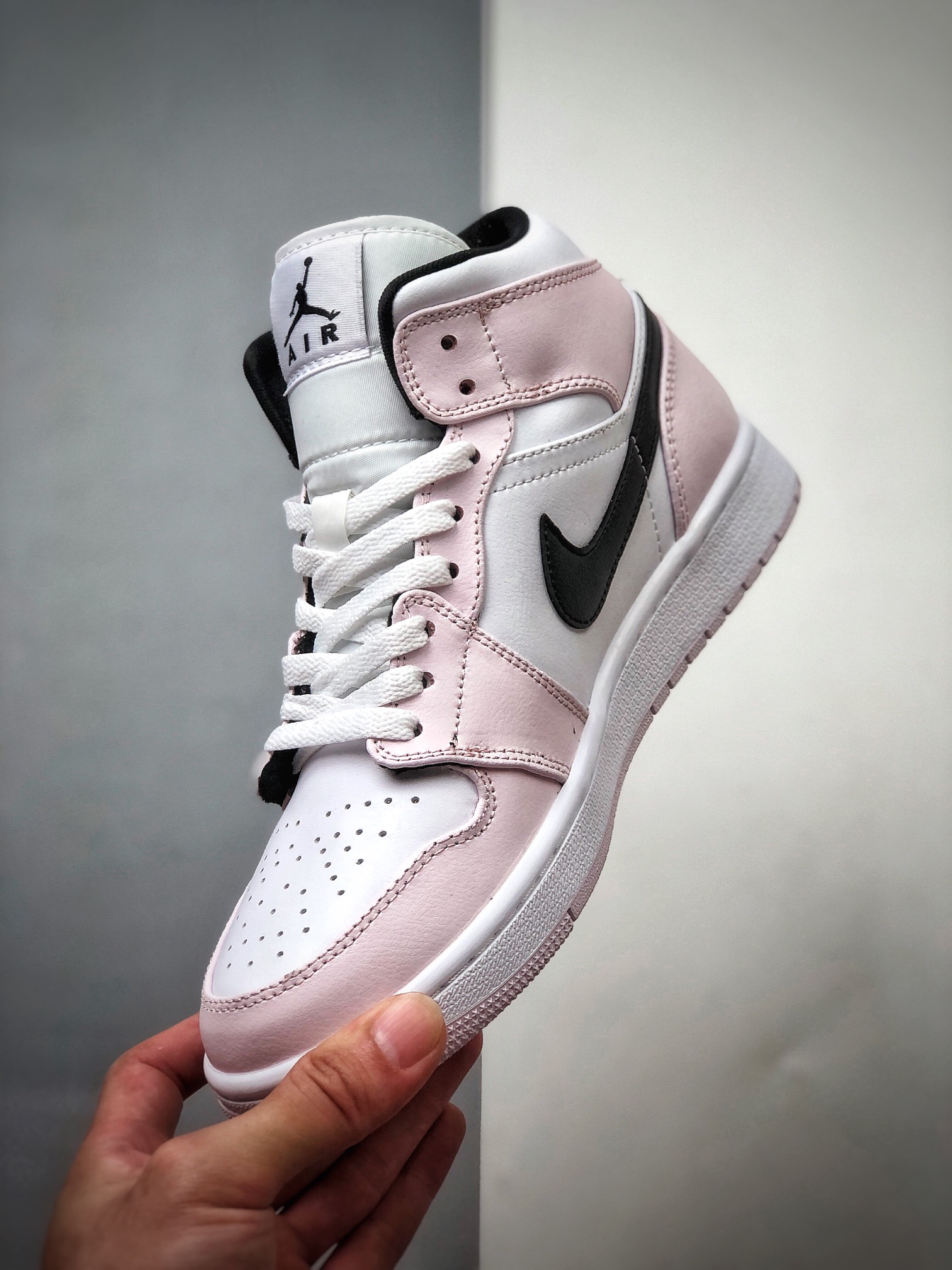 240  Air Jordan 1 Mid “Barely Rose” 希粉 淡紫罗兰 BQ6472-500