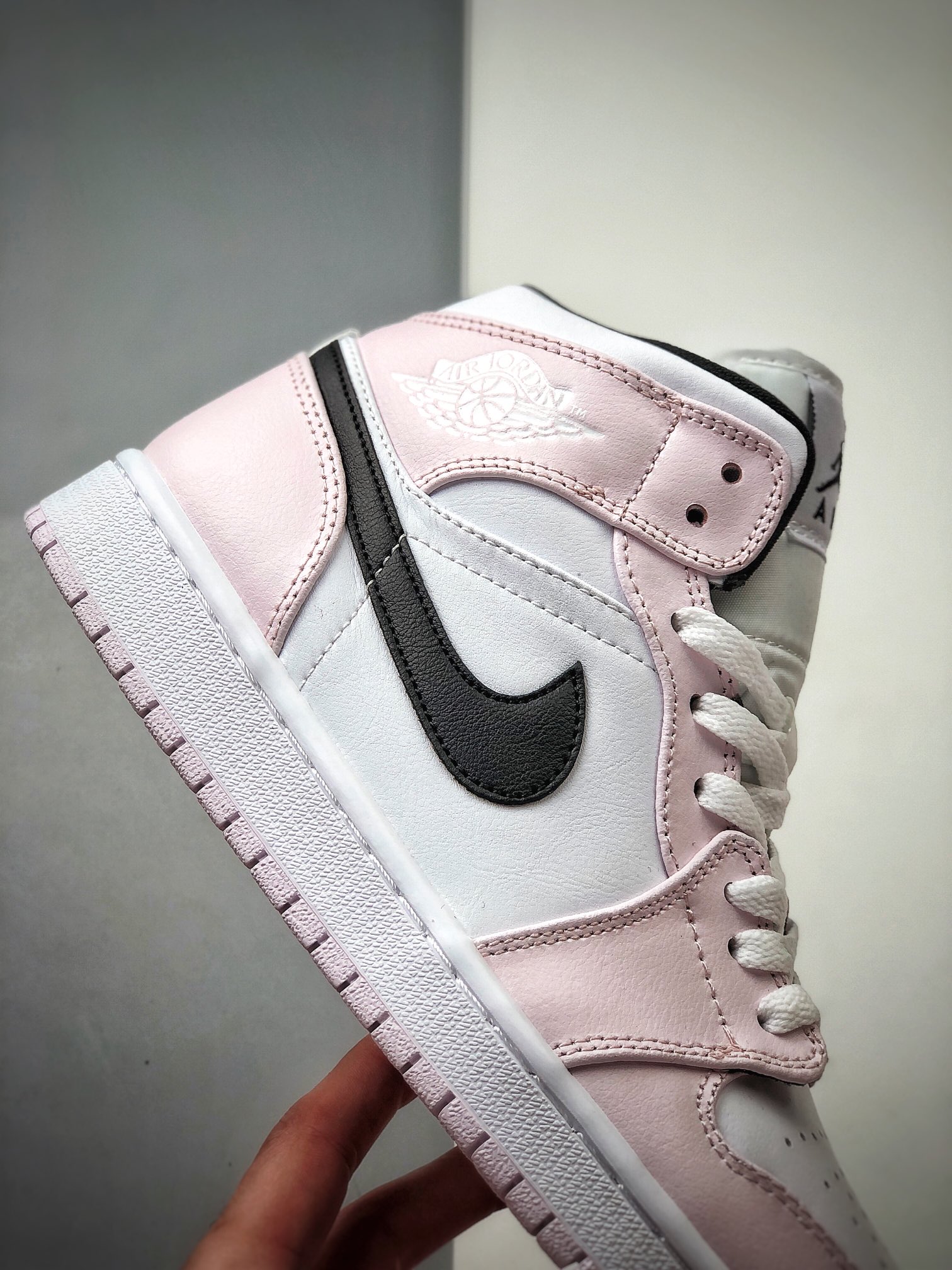 240  Air Jordan 1 Mid “Barely Rose” 希粉 淡紫罗兰 BQ6472-500