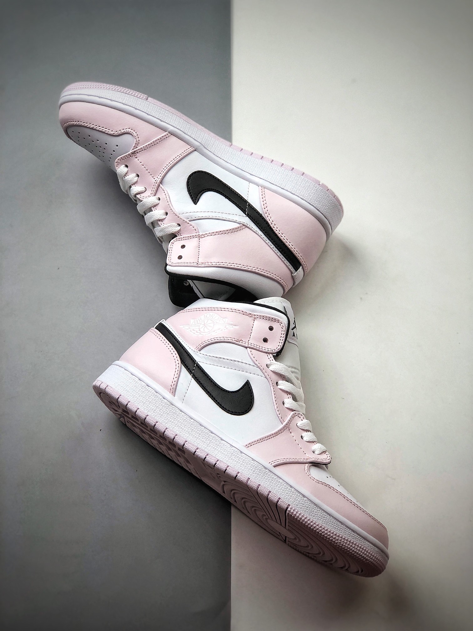 240  Air Jordan 1 Mid “Barely Rose” 希粉 淡紫罗兰 BQ6472-500