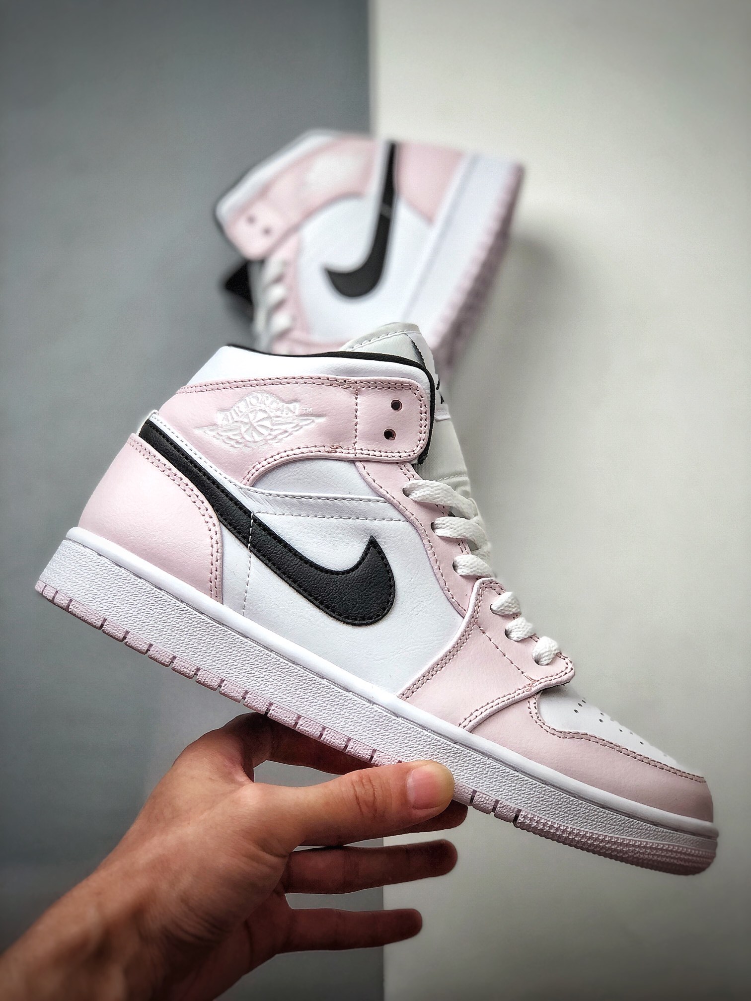 240  Air Jordan 1 Mid “Barely Rose” 希粉 淡紫罗兰 BQ6472-500