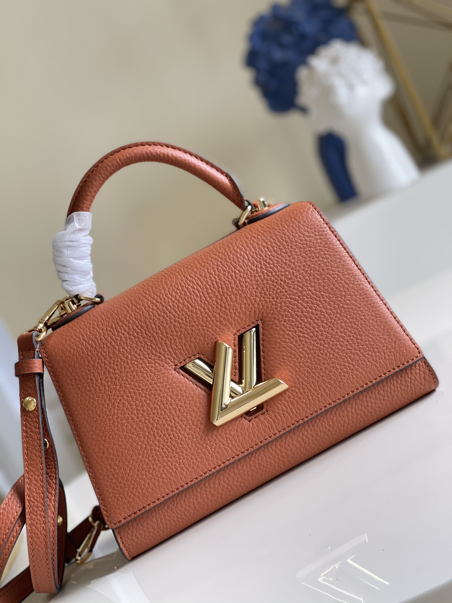 NO:396846,[Exclusive real photo M57093 caramel color] launched the Twist One Handle handbag in winter, with a crisp configuration outlined in Taurillon leather, integrating the classic Twist twist lock that debuted in Pochette Trapeze handbags for the first time this year. The top handle enables elegant carry, and the removable shoulder strap is convenient for crossbody. Small size 17.0 x 25.0 x 11.0 cm Q.,LV [original leather],louis vuitton19860909【独家实拍M57093焦糖色】于 冬季推出 Twist One Handle 手袋,以 Taurillon 皮革勾勒挺括构型,融入 年初次亮相于 Pochette Trapeze 手袋的经典 Twist 扭锁.顶部手柄实现优雅手提,可拆卸肩带方便斜挎.小号尺寸17.0 x 25.0 x 11.0 厘米 Q.,LV【原厂皮】,louis vuitton,Bag